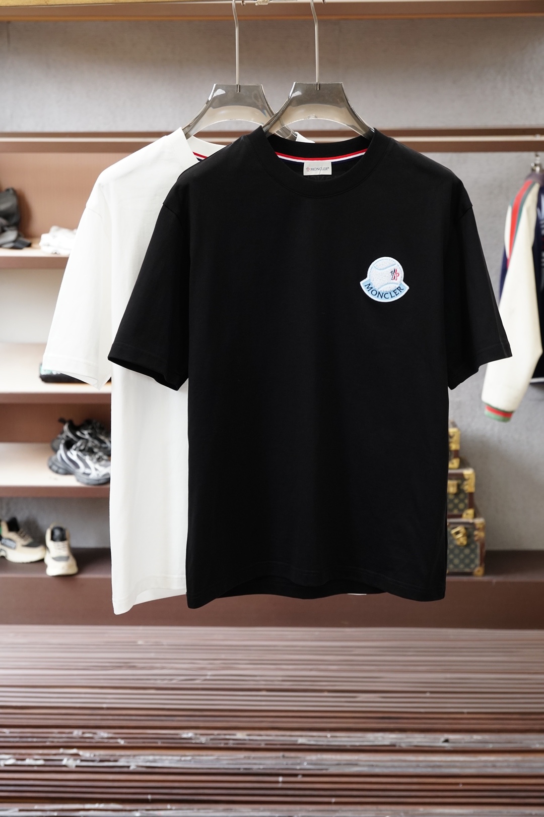 NO:735920,, Meng Mouth-2026 Spring and Summer High-end Ready-to-Wear Mature Men The most classic solid color commuter versatile and handsome round-neck short-sleeved bottoming shirt. Consistently good fit. Imported original ultra-fine imported soft mercerized cotton. The fabric is soft and elastic. Basic bottoming shirts are indispensable in men's wardrobes. They can be used to match various clothing anytime and anywhere to meet your daily needs. The fabrics and factories we choose are used by first-line brands. The clothing design is very simple and low-key.  Dear friends, hurry up and get it!  Size M-XX XL (model 173120 pounds M),,Moncler,T-shirt,19860909、 蒙口-2026春夏 高级成衣 熟男 最经典净色通勤百搭帅气的圆领短袖打底衫 一贯的好版型 进口原版超细进口柔软丝光棉.面料柔软 弹性细腻 男人的衣柜都少不了基础打底衫 随时随地都可以拿来搭配各种服饰 满足您日常生活需求 .我们所选择的面料及工厂都是一线品牌所使用的 ,衣服设计非常的简洁 ,很是低调的设计 亲们赶紧入手！尺码M-XX XL（模特173120斤M）,,Moncler,T-shirt,,Men's clothing