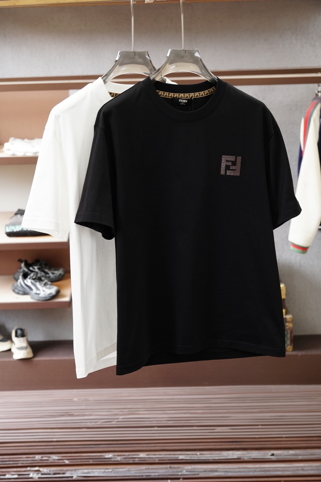 NO:735928,, Fendi Fendi-2026 spring and summer high-end ready-to-wear for mature men. The most classic solid color commuter versatile and handsome round-neck short-sleeved bottoming shirt. Consistently good fit. Imported original ultra-fine imported soft mercerized cotton. The fabric is soft and elastic. Men’s wardrobes are indispensable for basic bottoming shirts. They can be used to match various clothing anytime and anywhere to meet your daily needs. The fabrics and factories we choose are used by first-line brands. The clothing design is very simple and low-key.  Dear friends, hurry up and get it!  Sizes M-XX XL (model 173120 pounds M),,fendi,fendi,T-shirt,19860909、 Fendi芬迪-2026春夏 高级成衣 熟男 最经典净色通勤百搭帅气的圆领短袖打底衫 一贯的好版型 进口原版超细进口柔软丝光棉.面料柔软 弹性细腻 男人的衣柜都少不了基础打底衫 随时随地都可以拿来搭配各种服饰 满足您日常生活需求 .我们所选择的面料及工厂都是一线品牌所使用的 ,衣服设计非常的简洁 ,很是低调的设计 亲们赶紧入手！尺码M-XX XL（模特173120斤M）,,fendi,fendi,T-shirt,,Men's clothing