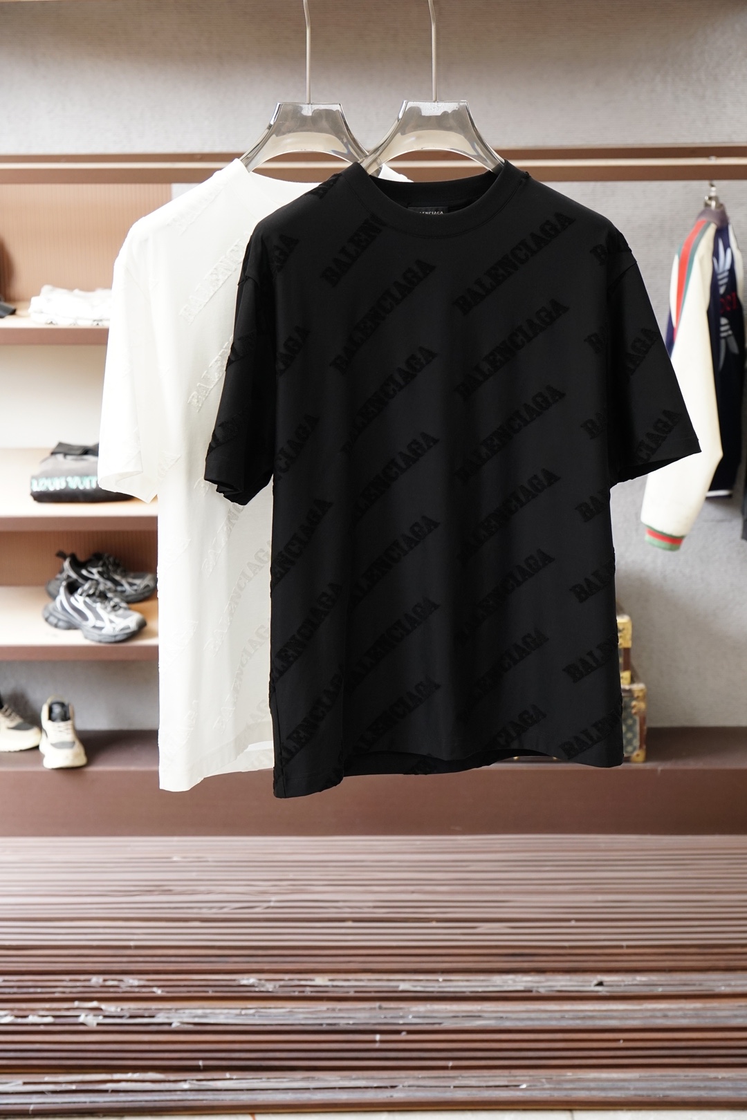 NO:735908,, Balenciaga - 2026 spring and summer high-end ready-to-wear, mature men, the most classic solid color, versatile and handsome round-neck short-sleeved bottoming shirt. Consistently good fit. Imported original ultra-fine imported soft mercerized cotton. The fabric is soft and elastic. Men's wardrobes are indispensable for basic bottoming shirts. They can be used to match various clothing anytime and anywhere to meet your daily needs. The fabrics and factories we choose are used by first-line brands. The clothing design is very simple and low-key.  Dear friends, hurry up and get it!  Size M-XX XL (model 173120 pounds M),,balenciaga,T-shirt,19860909、 巴黎世家-2026春夏 高级成衣 熟男 最经典净色通勤百搭帅气的圆领短袖打底衫 一贯的好版型 进口原版超细进口柔软丝光棉.面料柔软 弹性细腻 男人的衣柜都少不了基础打底衫 随时随地都可以拿来搭配各种服饰 满足您日常生活需求 .我们所选择的面料及工厂都是一线品牌所使用的 ,衣服设计非常的简洁 ,很是低调的设计 亲们赶紧入手！尺码M-XX XL（模特173120斤M）,,balenciaga,T-shirt,,Men's clothing