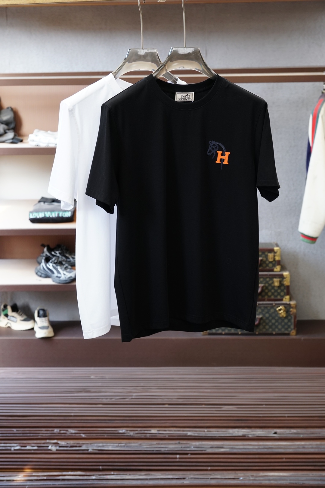 NO:735946,, Hermès - 2026 spring and summer high-end ready-to-wear for mature men. The most classic solid color, versatile and handsome round-neck short-sleeved bottoming shirt. Consistently good fit. Imported original ultra-fine imported soft mercerized cotton. The fabric is soft and elastic. Men's wardrobes are indispensable for basic bottoming shirts. They can be used to match various clothing anytime and anywhere to meet your daily needs. The fabrics and factories we choose are used by first-line brands. The clothing design is very simple and low-key.  Dear friends, hurry up and get it!  Sizes M-XX XL (model 173120 pounds M), hermes, T-shirt,19860909、 爱马仕-2026春夏 高级成衣 熟男 最经典净色通勤百搭帅气的圆领短袖打底衫 一贯的好版型 进口原版超细进口柔软丝光棉.面料柔软 弹性细腻 男人的衣柜都少不了基础打底衫 随时随地都可以拿来搭配各种服饰 满足您日常生活需求 .我们所选择的面料及工厂都是一线品牌所使用的 ,衣服设计非常的简洁 ,很是低调的设计 亲们赶紧入手！尺码M-XX XL（模特173120斤M）,,hermes,T-shirt,,Men's clothing