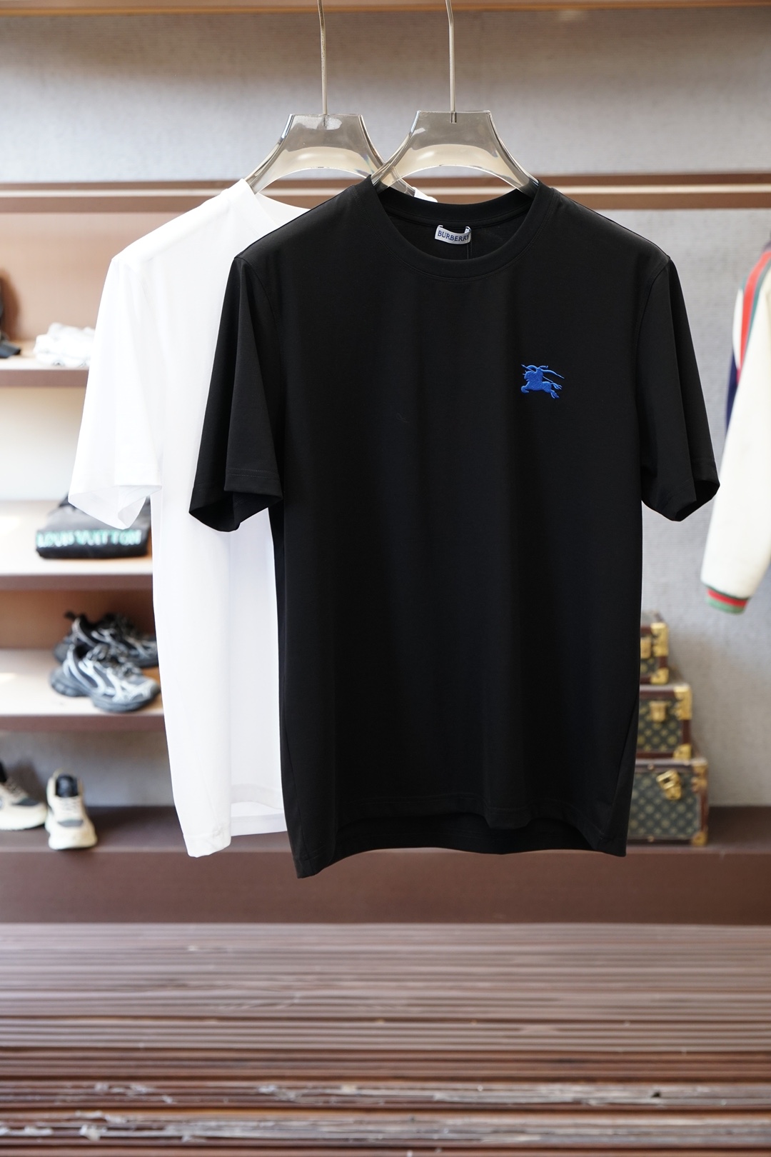 NO:735866,、 BBR 巴宝莉/2026春夏 高级成衣 熟男 最经典净色通勤百搭帅气的圆领短袖打底衫 一贯的好版型 进口原版超细进口柔软丝光棉.面料柔软 弹性细腻 男人的衣柜都少不了基础打底衫 随时随地都可以拿来搭配各种服饰 满足您日常生活需求 .我们所选择的面料及工厂都是一线品牌所使用的 ,衣服设计非常的简洁 , very low-key design. Dear friends, hurry up and get it!  Sizes M-XX XL (model 173120 pounds M),,burberry,T-shirt,19860909、 BBR 巴宝莉/2026春夏 高级成衣 熟男 最经典净色通勤百搭帅气的圆领短袖打底衫 一贯的好版型 进口原版超细进口柔软丝光棉.面料柔软 弹性细腻 男人的衣柜都少不了基础打底衫 随时随地都可以拿来搭配各种服饰 满足您日常生活需求 .我们所选择的面料及工厂都是一线品牌所使用的 ,衣服设计非常的简洁 ,很是低调的设计 亲们赶紧入手！尺码M-XX XL（模特173120斤M）,,burberry,T-shirt,,Men's clothing