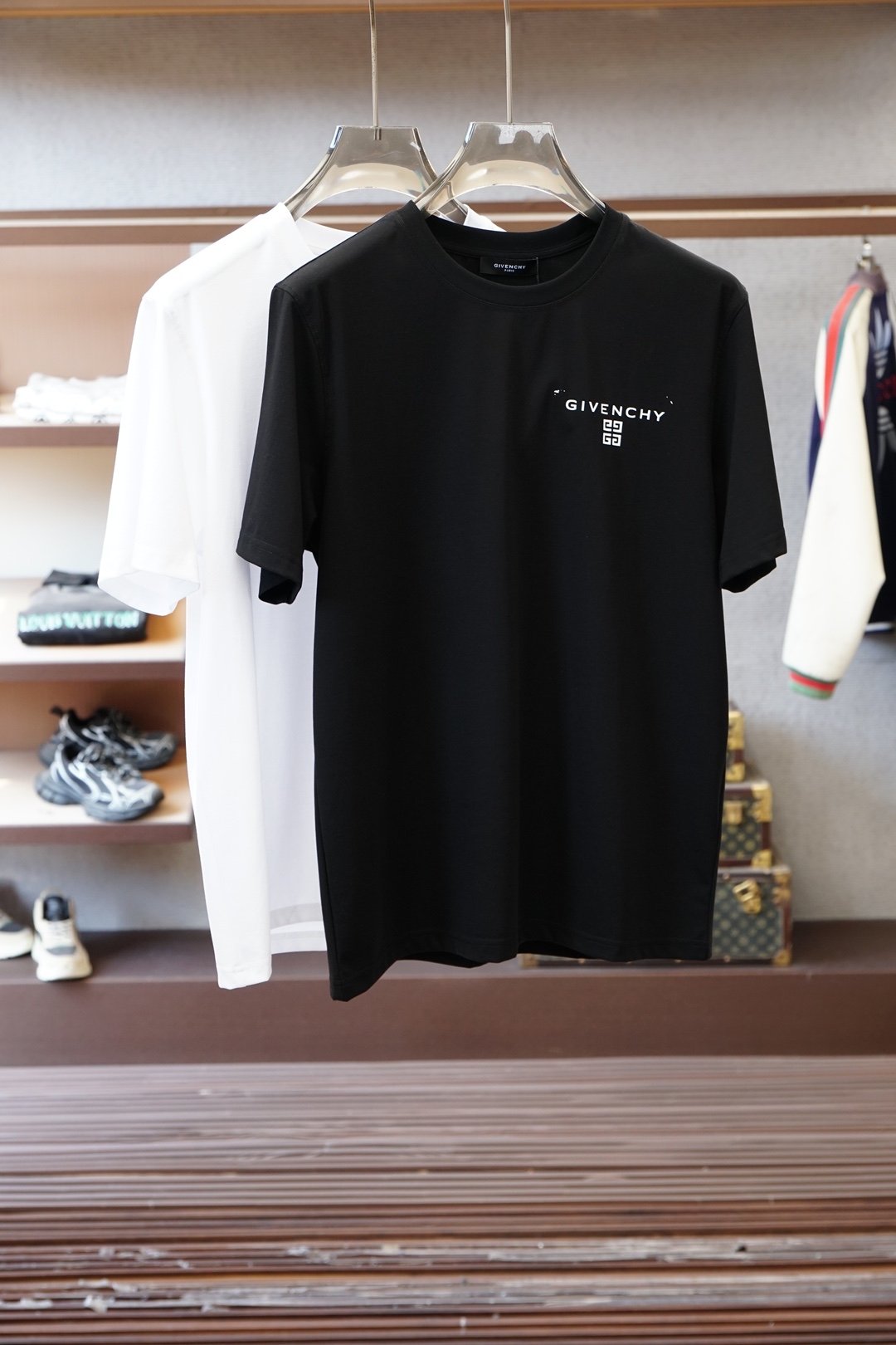 NO:735913,, Givenchy - GVC-2026 Spring and Summer High-end Ready-to-Wear Mature Men The most classic solid color commuting, versatile and handsome round-neck short-sleeved bottoming shirt. Consistently good fit. Imported original ultra-fine imported soft mercerized cotton. The fabric is soft and elastic. Men’s wardrobes are indispensable with basic bottoming shirts. They can be used to match various clothing anytime and anywhere to meet your daily needs. The fabrics and factories we choose are all used by first-line brands, and the clothing design is very simple.  , very low-key design. Dear friends, hurry up and get it!  Sizes M-XX XL (model 173120 pounds M),,givenchy,T-shirt,19860909、 纪梵希- GVC-2026春夏 高级成衣 熟男 最经典净色通勤百搭帅气的圆领短袖打底衫 一贯的好版型 进口原版超细进口柔软丝光棉.面料柔软 弹性细腻 男人的衣柜都少不了基础打底衫 随时随地都可以拿来搭配各种服饰 满足您日常生活需求 .我们所选择的面料及工厂都是一线品牌所使用的 ,衣服设计非常的简洁 ,很是低调的设计 亲们赶紧入手！尺码M-XX XL（模特173120斤M）,,givenchy,T-shirt,,Men's clothing