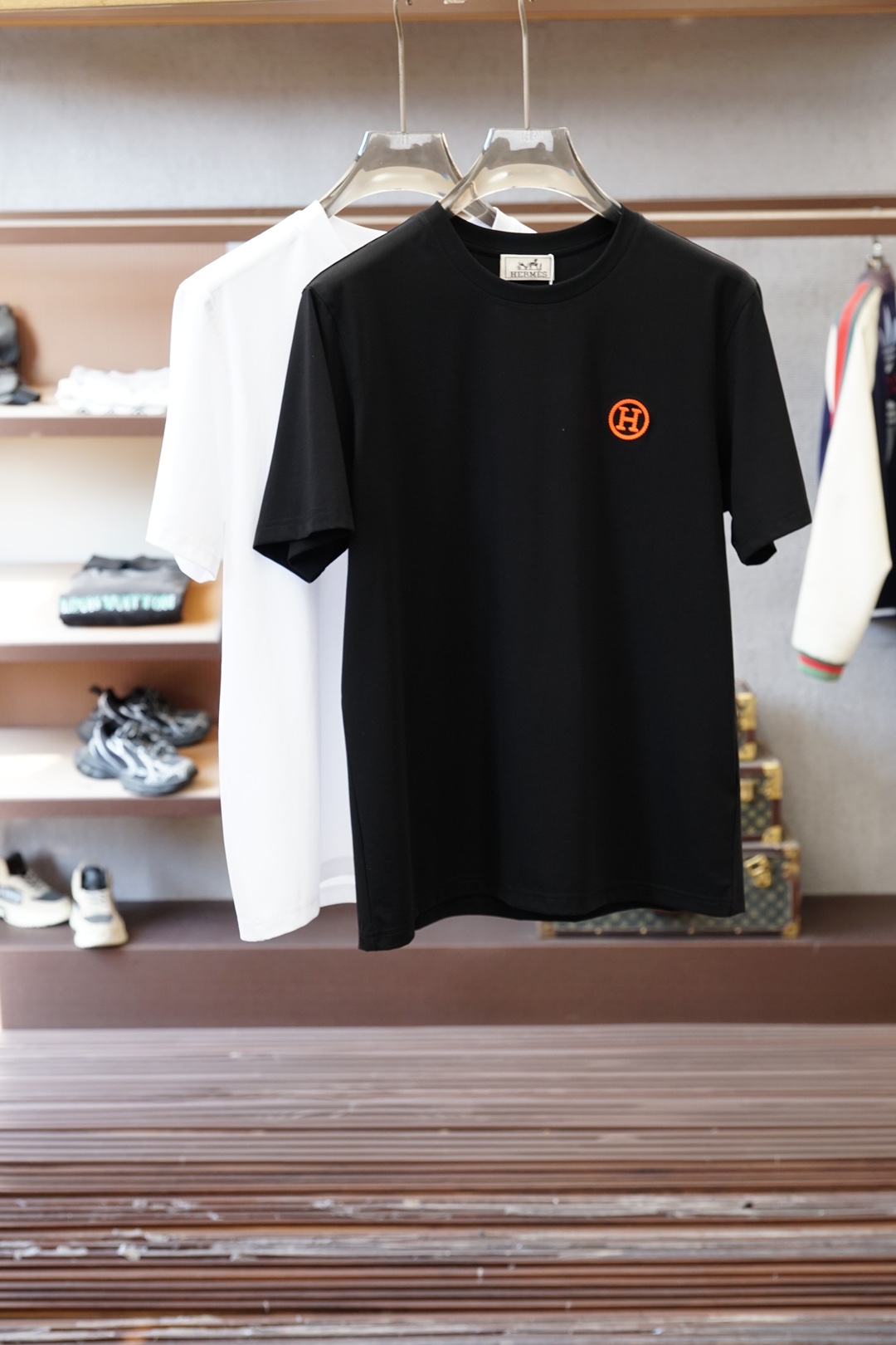 NO:735898,, Hermes, 2026 spring and summer, high-end ready-to-wear, mature men, the most classic solid color, versatile and handsome round-neck short-sleeved bottoming shirt. Consistently good fit. Imported original ultra-fine imported soft mercerized cotton. The fabric is soft and elastic. Men's wardrobes are indispensable with basic bottoming shirts. They can be used to match various clothing anytime and anywhere to meet your daily needs. The fabrics and factories we choose are all used by first-line brands, and the clothing design is very simple.  , very low-key design. Dear friends, hurry up and get it!  Sizes M-XX XL (model 173120 pounds M),,hermes,hermes,T-shirt,19860909、 Hermes爱马仕,2026春夏 高级成衣 熟男 最经典净色通勤百搭帅气的圆领短袖打底衫 一贯的好版型 进口原版超细进口柔软丝光棉.面料柔软 弹性细腻 男人的衣柜都少不了基础打底衫 随时随地都可以拿来搭配各种服饰 满足您日常生活需求 .我们所选择的面料及工厂都是一线品牌所使用的 ,衣服设计非常的简洁 ,很是低调的设计 亲们赶紧入手！尺码M-XX XL（模特173120斤M）,,hermes,hermes,T-shirt,,Men's clothing