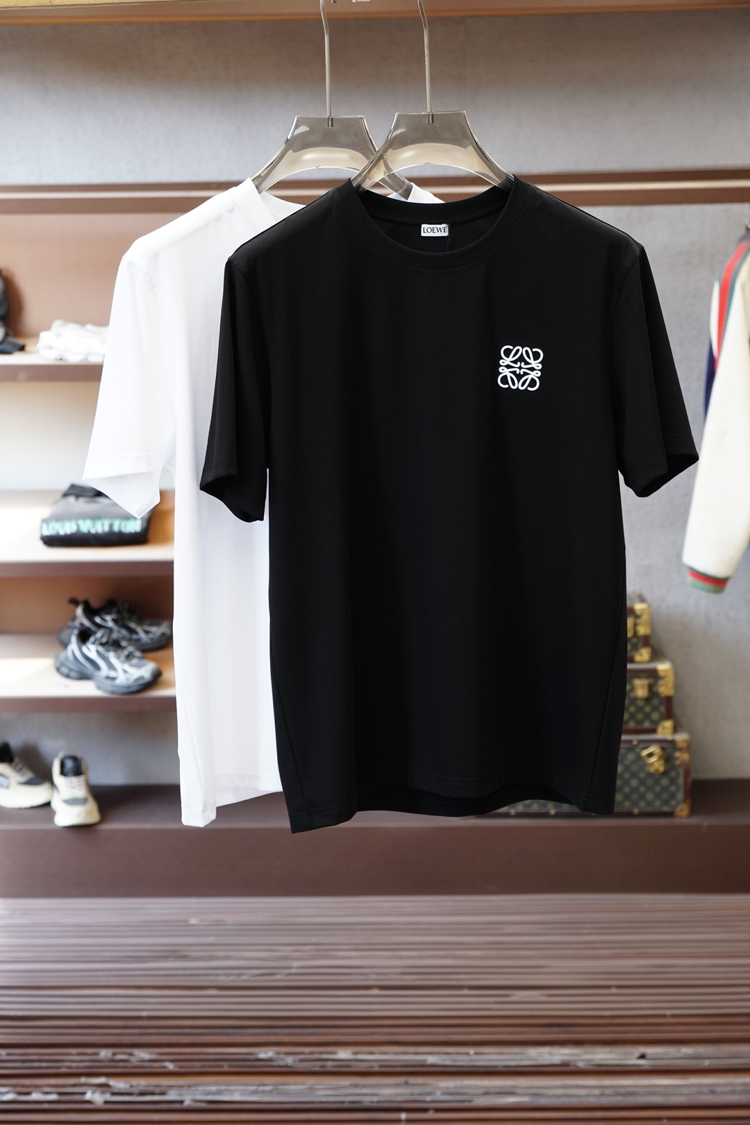 NO:735893,, Loewe/Loewe/2026 Spring and Summer High-end Ready-to-Wear Mature Men The most classic solid color commuting, versatile and handsome round-neck short-sleeved bottoming shirt. Consistently good fit. Imported original ultra-fine imported soft mercerized cotton. The fabric is soft and elastic. Basic bottoming shirts are indispensable in men's wardrobes. They can be used to match various clothing anytime and anywhere to meet your daily needs. The fabrics and factories we choose are all used by first-line brands, and the clothing design is very simple.  , very low-key design. Dear friends, hurry up and get it!  Size M-XX XL (model 173120 pounds M),,loewe,loewe,T-shirt,19860909、 罗意威/Loewe/2026春夏 高级成衣 熟男 最经典净色通勤百搭帅气的圆领短袖打底衫 一贯的好版型 进口原版超细进口柔软丝光棉.面料柔软 弹性细腻 男人的衣柜都少不了基础打底衫 随时随地都可以拿来搭配各种服饰 满足您日常生活需求 .我们所选择的面料及工厂都是一线品牌所使用的 ,衣服设计非常的简洁 ,很是低调的设计 亲们赶紧入手！尺码M-XX XL（模特173120斤M）,,loewe,loewe,T-shirt,,Men's clothing