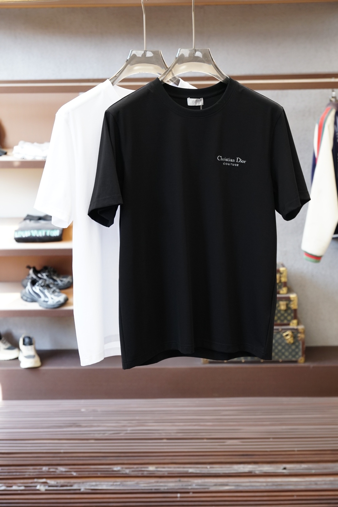 NO:735888,, Dior Dior/2026 Spring and Summer Advanced Ready-to-Wear Mature Men The most classic solid color commuter versatile and handsome round-neck short-sleeved bottoming shirt. Consistently good fit. Imported original ultra-fine imported soft mercerized cotton. The fabric is soft and elastic. Men’s wardrobes are indispensable for basic bottoming shirts. They can be used to match various clothing anytime and anywhere to meet your daily needs. The fabrics and factories we choose are used by first-line brands. The clothing design is very simple and low-key.  Dear friends, hurry up and get it!  Sizes M-XX XL (model 173120 pounds M),, dior, dior, T-shirt,19860909、 Dior迪奥/2026春夏 高级成衣 熟男 最经典净色通勤百搭帅气的圆领短袖打底衫 一贯的好版型 进口原版超细进口柔软丝光棉.面料柔软 弹性细腻 男人的衣柜都少不了基础打底衫 随时随地都可以拿来搭配各种服饰 满足您日常生活需求 .我们所选择的面料及工厂都是一线品牌所使用的 ,衣服设计非常的简洁 ,很是低调的设计 亲们赶紧入手！尺码M-XX XL（模特173120斤M）,,dior,dior,T-shirt,,Men's clothing