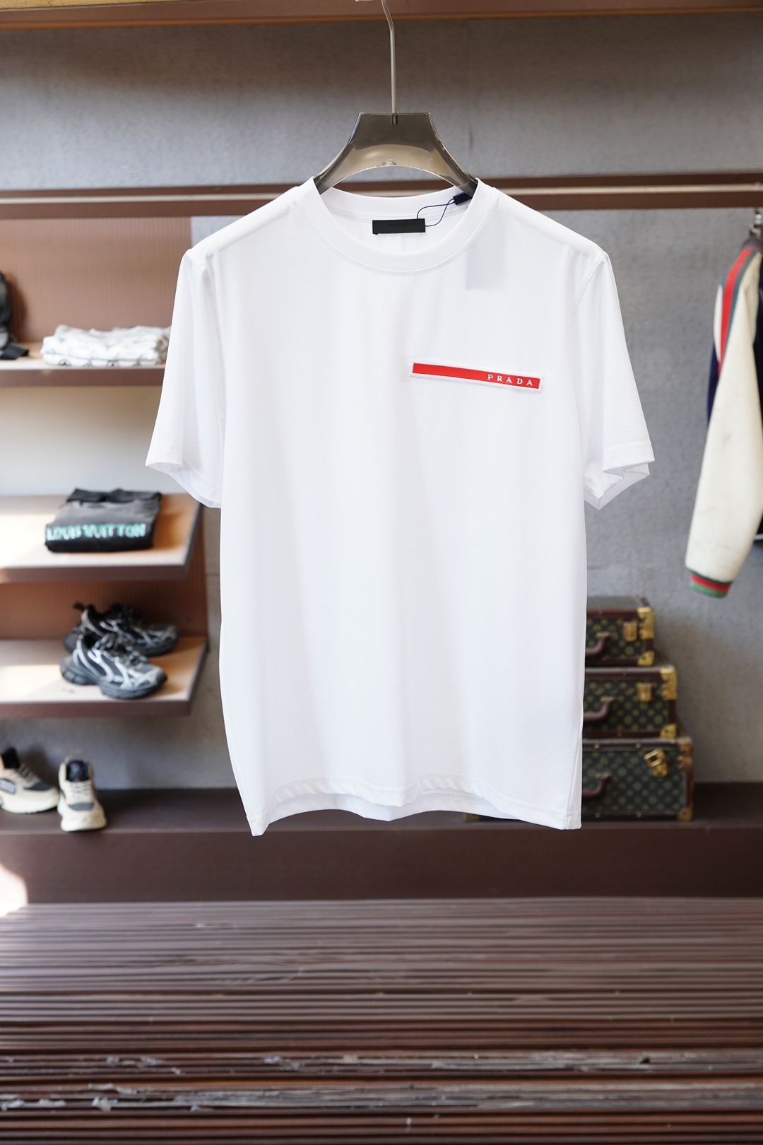 NO:735883,, Prada, 2026 spring and summer, high-end ready-to-wear, mature men, the most classic solid color, versatile and handsome round-neck short-sleeved bottoming shirt, consistently good fit, imported original ultra-fine imported soft mercerized cotton. The fabric is soft, elastic and delicate. Men's wardrobes are indispensable with basic bottoming shirts. They can be used to match various clothing anytime and anywhere to meet your daily needs. The fabrics and factories we choose are used by first-line brands, and the clothing design is very simple and low-key.  Dear friends, hurry up and get it!  Sizes M-XX XL (model 173120 pounds M),, prada, prada, T-shirt,19860909、 Prada普拉达,2026春夏 高级成衣 熟男 最经典净色通勤百搭帅气的圆领短袖打底衫 一贯的好版型 进口原版超细进口柔软丝光棉.面料柔软 弹性细腻 男人的衣柜都少不了基础打底衫 随时随地都可以拿来搭配各种服饰 满足您日常生活需求 .我们所选择的面料及工厂都是一线品牌所使用的 ,衣服设计非常的简洁 ,很是低调的设计 亲们赶紧入手！尺码M-XX XL（模特173120斤M）,,prada,prada,T-shirt,,Men's clothing