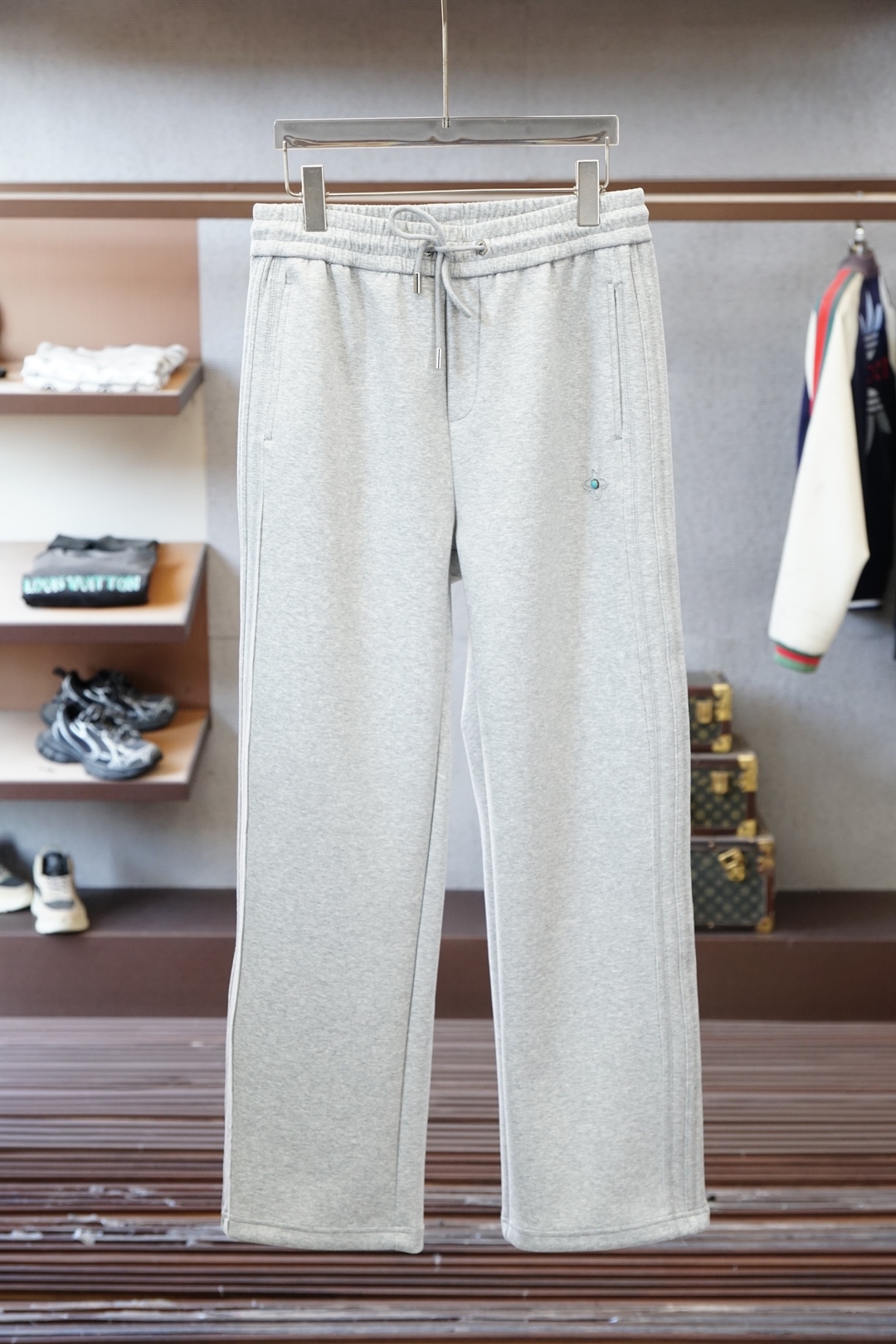 NO:735918,LV Louis Vuitton, 2026 spring and summer hot-selling pants, welds the sense of relaxation to the body! Who knew! Black sweatpants can also be worn to create a high-luxury atmosphere. The three-dimensional tailoring is perfect for hiding the flesh, the leg-binding version is not procrastinating, the low-key dark logo + neat lines, it is noble for daily street or commuting. It is worthy of being the 'all-match pants' in the luxury fashion world. M-3XL. Black rice,,, louis vuitton, louis  vuitton,19860909LV 路易威登,2026春夏爆款神裤”,把松弛感焊在身上！ 谁懂啊！黑色卫裤也能穿出高奢氛围感 立体剪裁藏肉一绝,束脚版型不拖沓, 低调的暗纹logo+利落线条, 日常出街/通勤叠穿都显贵, 不愧是奢潮界的“百搭神裤 M-3XL.黑米,,,louis vuitton,louis vuitton,,Men's clothing