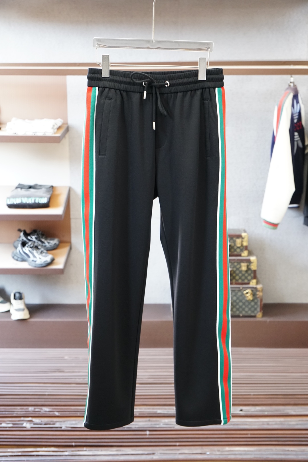 NO:735956,Gucci/2026 spring and summer hot style these 'magic pants' weld the sense of relaxation to the body!  Who knows?  Black sweatpants can also be worn to create a high-end luxury atmosphere. The three-dimensional tailoring is perfect for concealing the body, the leg-binding version is not procrastinating, the low-key dark pattern logo + clean lines, it is elegant for daily street wear or commuting. It is worthy of being the 'all-match trousers' in the luxury fashion world. M-3XL. Black rice,,,gucci,19860909Gucci古奇/2026春夏爆款这条“神裤”,把松弛感焊在身上！ 谁懂啊！黑色卫裤也能穿出高奢氛围感 立体剪裁藏肉一绝,束脚版型不拖沓, 低调的暗纹logo+利落线条, 日常出街/通勤叠穿都显贵, 不愧是奢潮界的“百搭神裤 M-3XL.黑米,,,gucci,,Men's clothing
