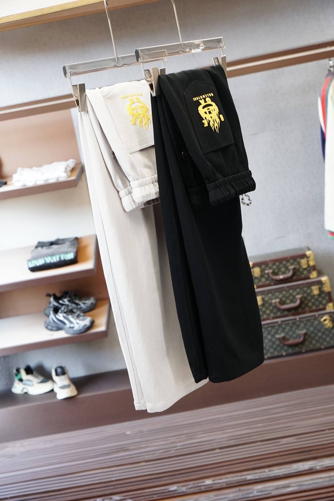 NO:735922,Balenciaga - 2026 spring and summer hot style 'magic pants', welding the sense of relaxation to the body!  Who knows?  Black sweatpants can also be worn to create a high-luxury atmosphere. The three-dimensional tailoring is perfect for hiding the flesh, the leg-binding version is not draggy, the low-key dark pattern logo + clean lines, it is elegant for daily street wear or commuting. It is worthy of being the 'all-match trousers' in the luxury fashion world. M-3XL. Black rice,,,balenciaga,19860909巴黎世家-2026春夏爆款这条“神裤”,把松弛感焊在身上！ 谁懂啊！黑色卫裤也能穿出高奢氛围感 立体剪裁藏肉一绝,束脚版型不拖沓, 低调的暗纹logo+利落线条, 日常出街/通勤叠穿都显贵, 不愧是奢潮界的“百搭神裤 M-3XL.黑米,,,balenciaga,,Men's clothing