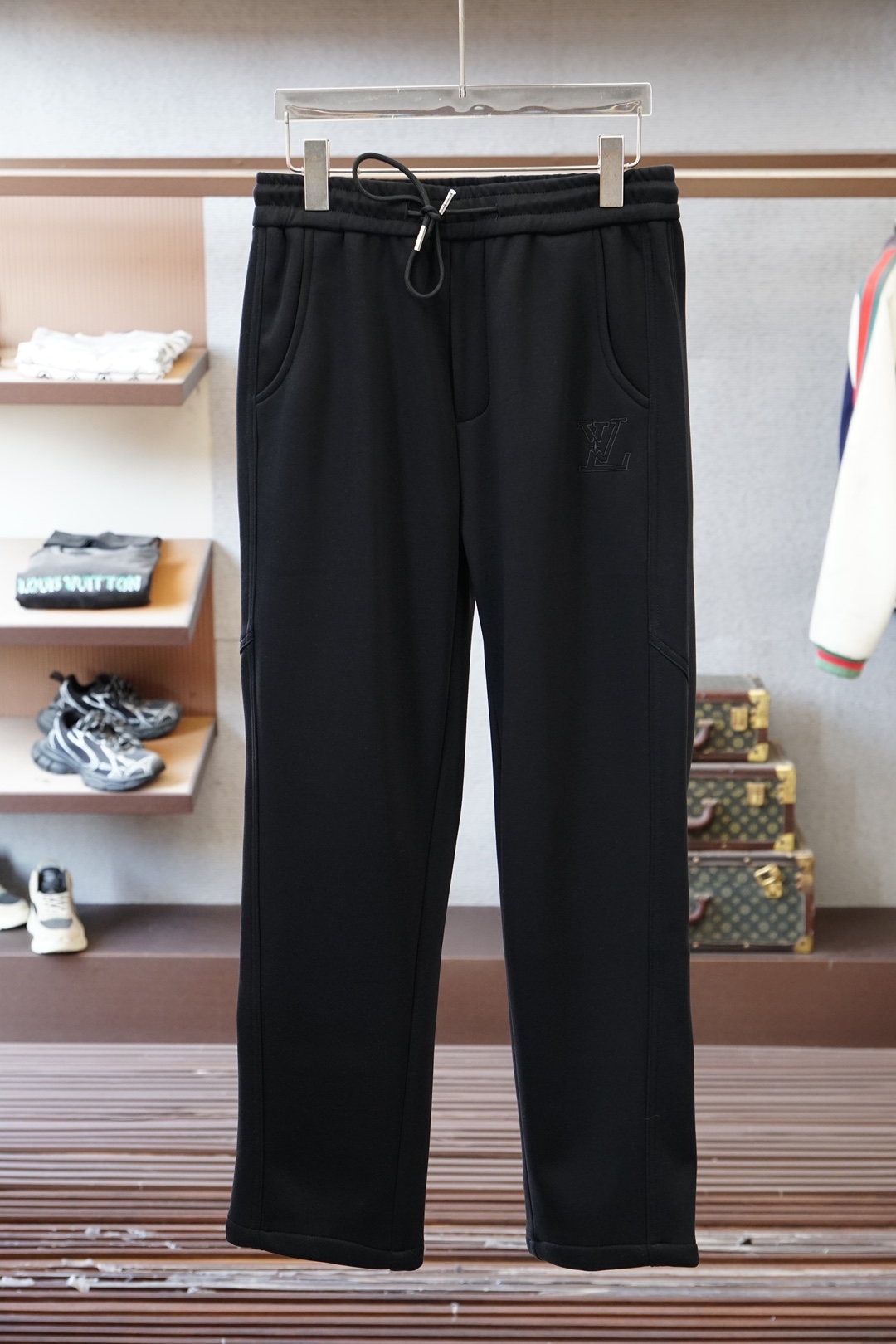 NO:735951,LV Louis Vuitton's popular spring and summer 2026 style welds the sense of relaxation to your body!  Who knows?  Black sweatpants can also be worn to create a high-luxury atmosphere. The three-dimensional tailoring is perfect for concealing the body, and the leg-binding version is not procrastinating. The low-key dark logo and neat lines make it elegant for daily street or commuting. It is worthy of being the 'all-match trousers' in the luxury fashion world. M-3XL. Black rice,,,louis vuitton,louis vuitton,19860909LV 路易威登少,2026春夏爆款把松弛感焊在身上！ 谁懂啊！黑色卫裤也能穿出高奢氛围感 立体剪裁藏肉一绝,束脚版型不拖沓, 低调的暗纹logo+利落线条, 日常出街/通勤叠穿都显贵, 不愧是奢潮界的“百搭神裤 M-3XL.黑米,,,louis vuitton,louis vuitton,,Men's clothing