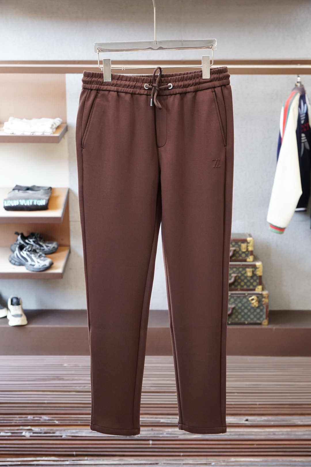 NO:744687,Zegna, 2026 new autumn and winter casual pants, custom-woven worsted thickened cotton material for customers~a new type of fabric mainly promoted by big-name men's clothing this year. The upper body is comfortable and soft, does not cause static electricity, and is tall and stylish. Color black, size M-3xlq,,zegna,19860909杰尼亚, 2026秋冬新款休闲裤,客供定织精纺加厚棉料～今年大牌男装主推的一款新型面料,上身舒适柔软,不起静电,挺拓有型.颜色黑色尺码M-3xlq,,zegna,,Men's clothing