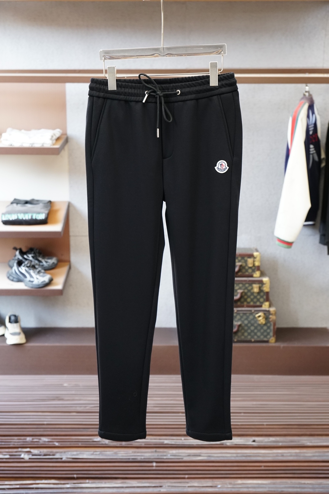 NO:744699,Mengkou/2026 spring and summer new casual pants, custom-woven worsted thickened cotton material ~ a new type of fabric mainly promoted by big-name men's clothing this year. The upper body is comfortable and soft, does not cause static electricity, and is tall and stylish. Color black, size M-3xlq,, Moncler,19860909蒙口/ 2026春夏新款休闲裤,客供定织精纺加厚棉料～今年大牌男装主推的一款新型面料,上身舒适柔软,不起静电,挺拓有型.颜色黑色尺码M-3xlq,,Moncler,,Men's clothing