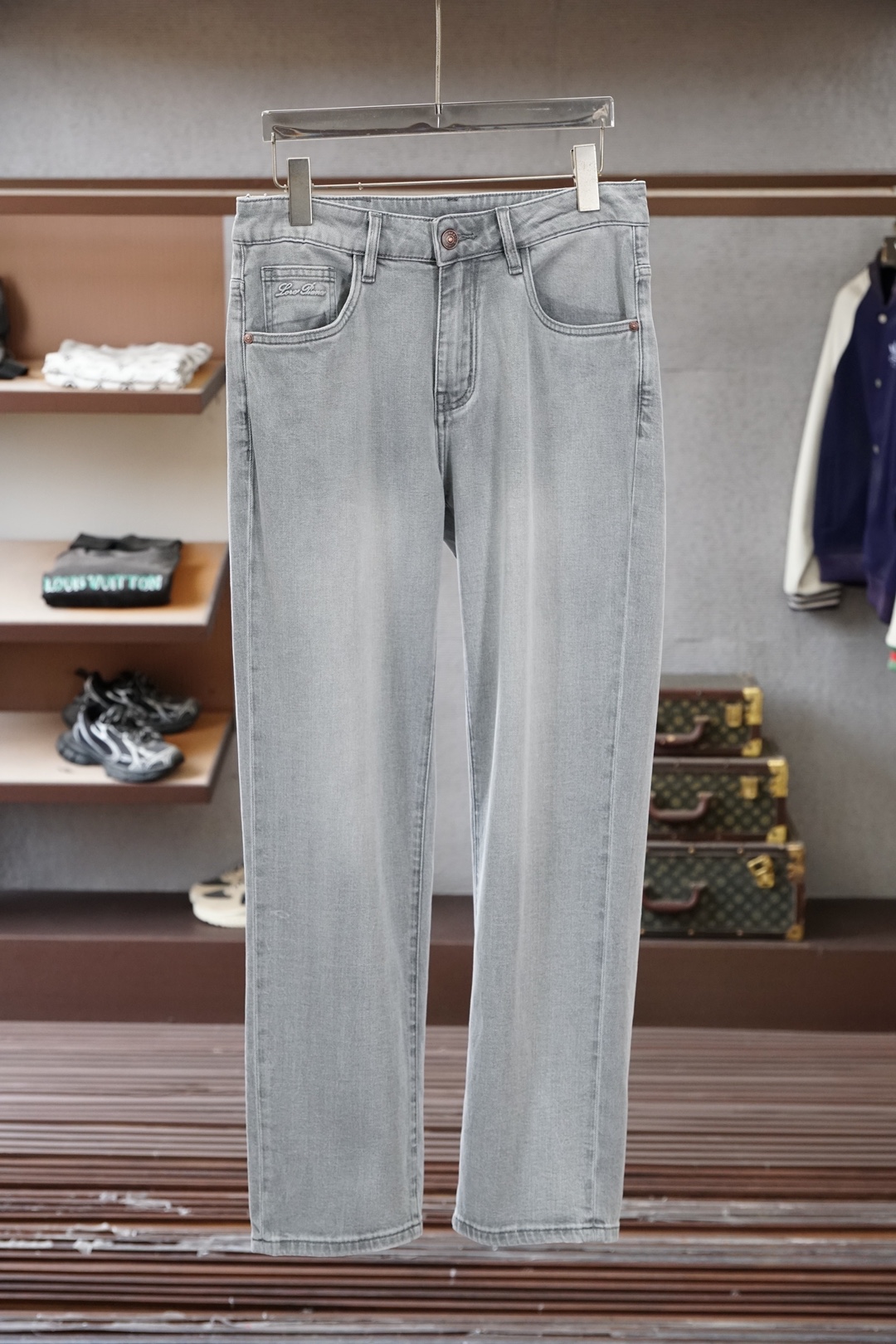 NO:735930,LP_2026 spring and summer straight jeans series new product Godfather-level washed jeans Luxurious 25//ss official website counter 9000 Dayang new products hot-selling original replica leather brand highly recommended Complex craftsmanship + washed foreign trade Quality and detail processing are in place Luxurious detailed hardware accessories Elastic slim straight pants Size. 29-38 There are 35 and no 37 sizes, loro piana, jeans,19860909LP_2026春夏直筒牛仔裤系列新品教父级洗水牛仔裤 奢华感25//ss官网专柜9000大洋新品热销 原版复刻皮牌 重磅强烈推荐 复杂工艺工艺+洗水外贸 品质感细节处理满满到位 奢华感细节五金辅料 弹力修身直筒裤型 尺码.29-38有35无37码,,loro piana,jeans,,Men's clothing