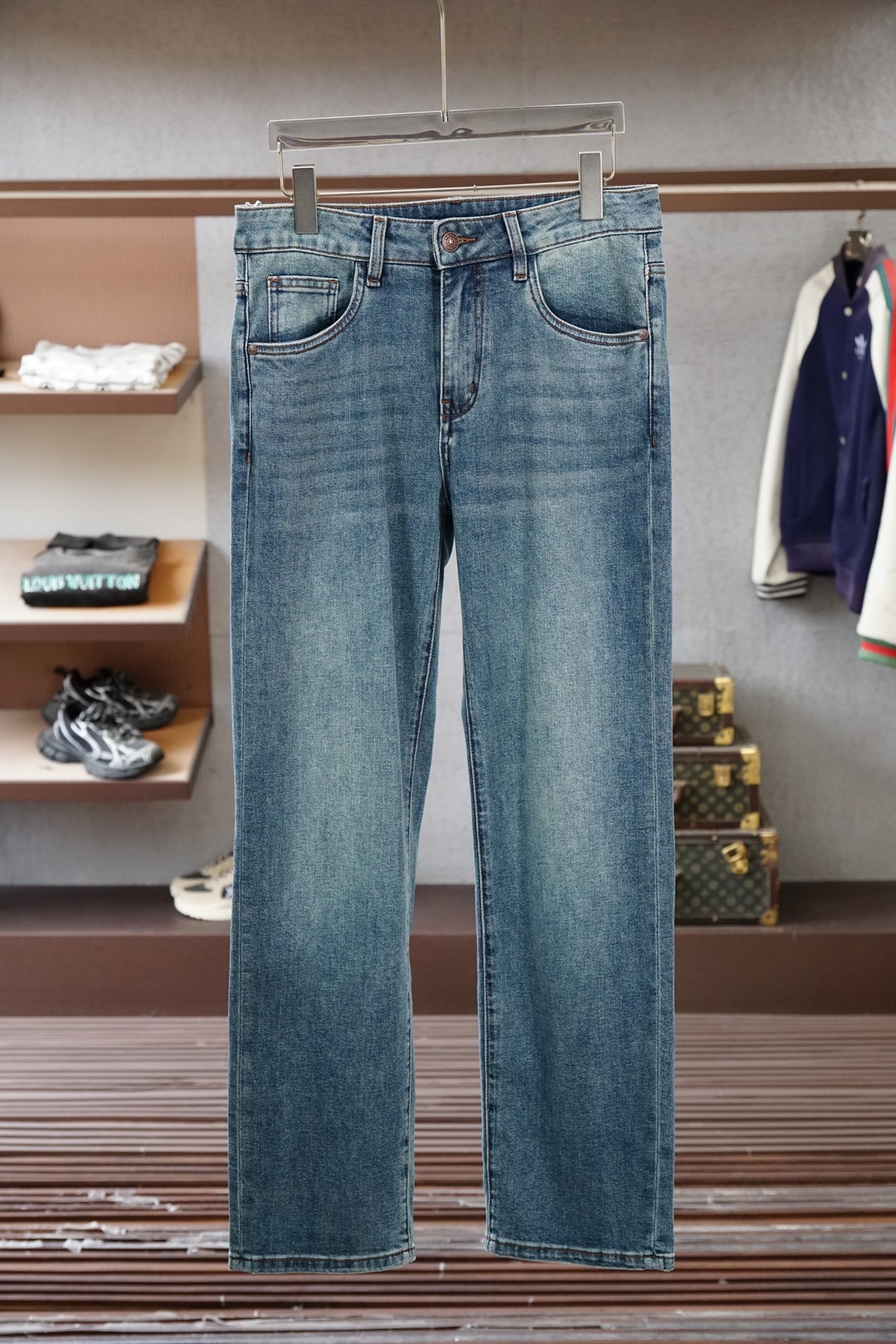 NO:735932,Europa_2026 spring and summer straight-leg jeans series new product Godfather-level washed jeans Luxurious 25//ss official website counter 9000 Dayang new products are hot-selling Original replica leather brand Highly recommended Complex craftsmanship + washed foreign trade Quality and detail processing are in place Luxurious details hardware accessories Elastic slim straight pants Size. 29-38, 35 without 37,,jeans,19860909欧跑_2026春夏直筒牛仔裤系列新品教父级洗水牛仔裤 奢华感25//ss官网专柜9000大洋新品热销 原版复刻皮牌 重磅强烈推荐 复杂工艺工艺+洗水外贸 品质感细节处理满满到位 奢华感细节五金辅料 弹力修身直筒裤型 尺码.29-38有35无37码,,jeans,,Men's clothing