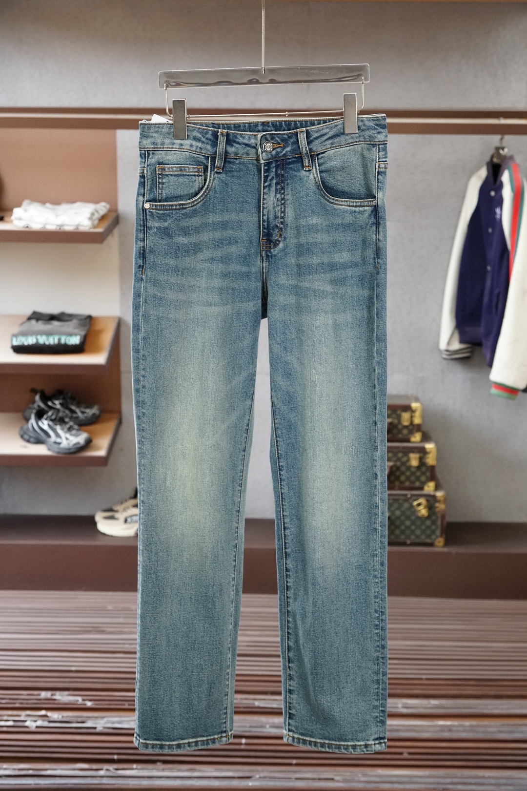 NO:735937,Loewe, 2026 spring and summer straight jeans series new godfather-grade washed jeans. Luxurious feeling 25//ss official website counter 9000 Dayang new products are hot-selling. Original replica leather brand. Highly recommended. Complex craftsmanship + washed foreign trade. Quality and detail processing are in place. Luxurious details hardware accessories. Stretch slim straight pants type.  Size.29-38, there is size 35 but not size 37,,loewe,loewe,jeans,19860909罗意威 Loewe,2026春夏直筒牛仔裤系列新品教父级洗水牛仔裤 奢华感25//ss官网专柜9000大洋新品热销 原版复刻皮牌 重磅强烈推荐 复杂工艺工艺+洗水外贸 品质感细节处理满满到位 奢华感细节五金辅料 弹力修身直筒裤型 尺码.29-38有35无37码,,loewe,loewe,jeans,,Men's clothing