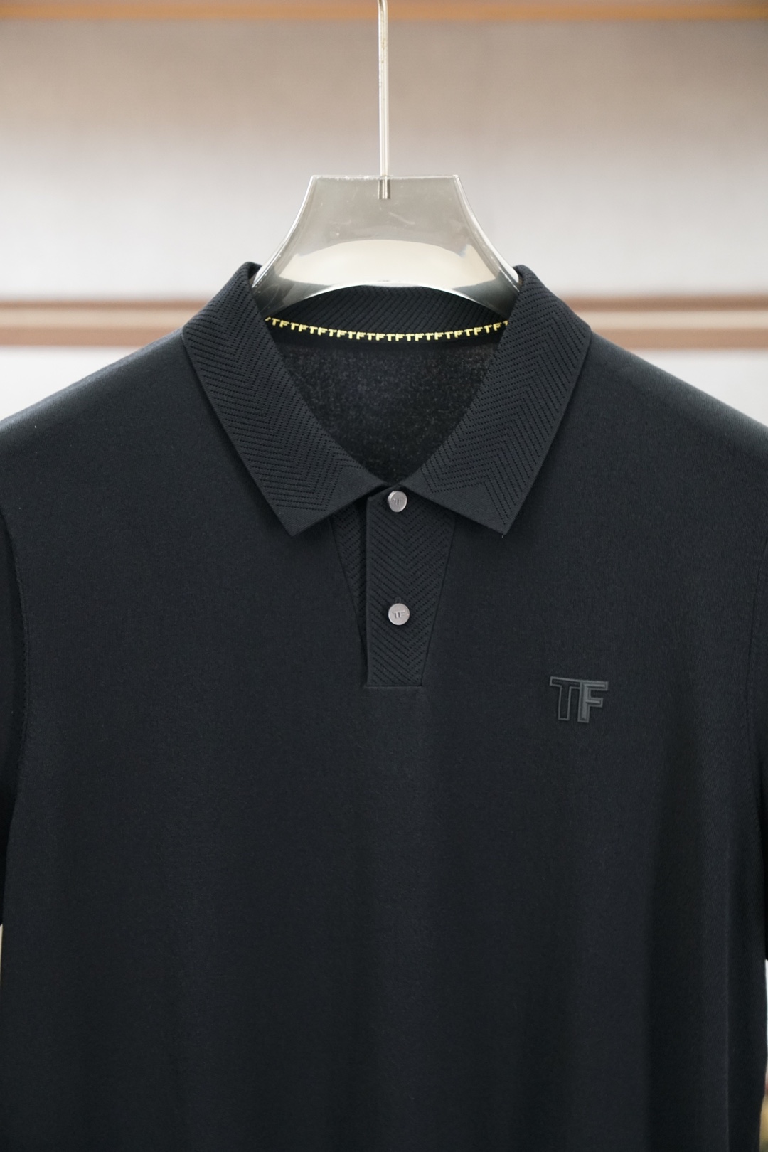 TF 桑蚕丝伊力特短袖，高级感满满。精选桑蚕丝+伊力特混纺面料，丝滑亲肤、透气垂顺，夏天穿清爽不闷汗。简