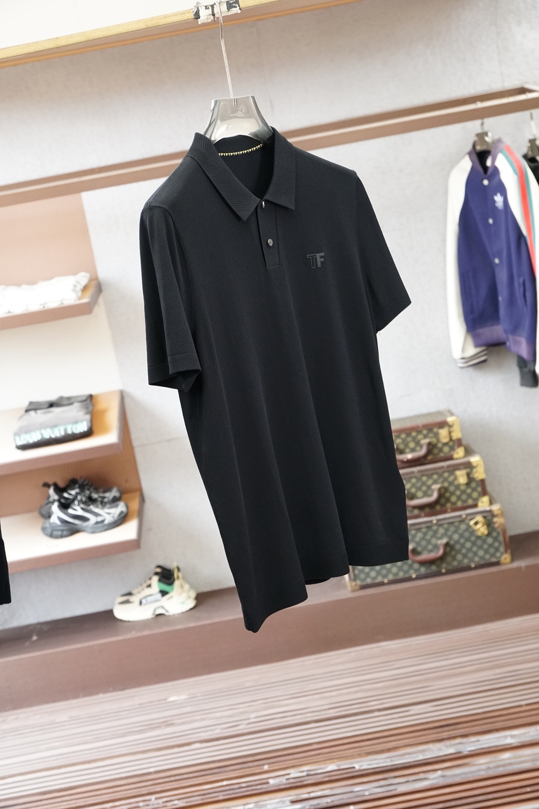 TF 桑蚕丝伊力特短袖，高级感满满。精选桑蚕丝+伊力特混纺面料，丝滑亲肤、透气垂顺，夏天穿清爽不闷汗。简