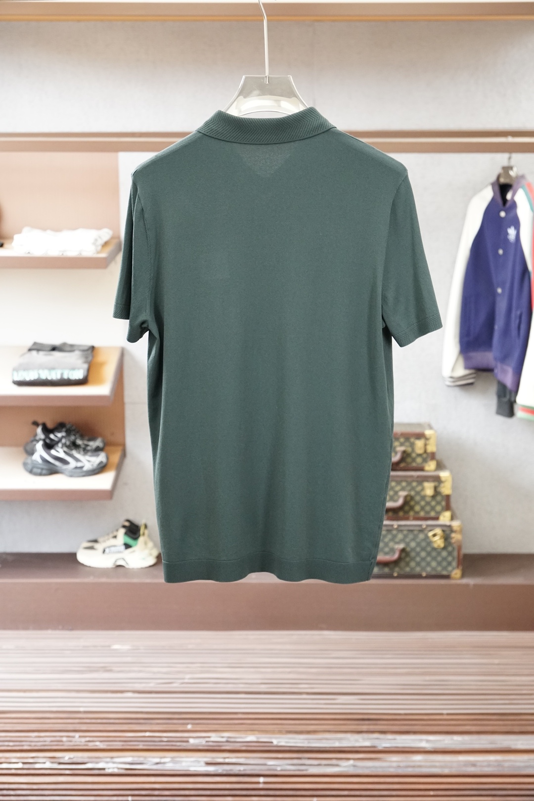 TF 桑蚕丝伊力特短袖，高级感满满。精选桑蚕丝+伊力特混纺面料，丝滑亲肤、透气垂顺，夏天穿清爽不闷汗。简