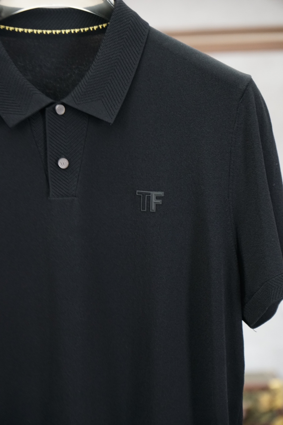 TF 桑蚕丝伊力特短袖，高级感满满。精选桑蚕丝+伊力特混纺面料，丝滑亲肤、透气垂顺，夏天穿清爽不闷汗。简