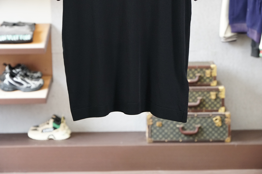 TF 桑蚕丝伊力特短袖，高级感满满。精选桑蚕丝+伊力特混纺面料，丝滑亲肤、透气垂顺，夏天穿清爽不闷汗。简