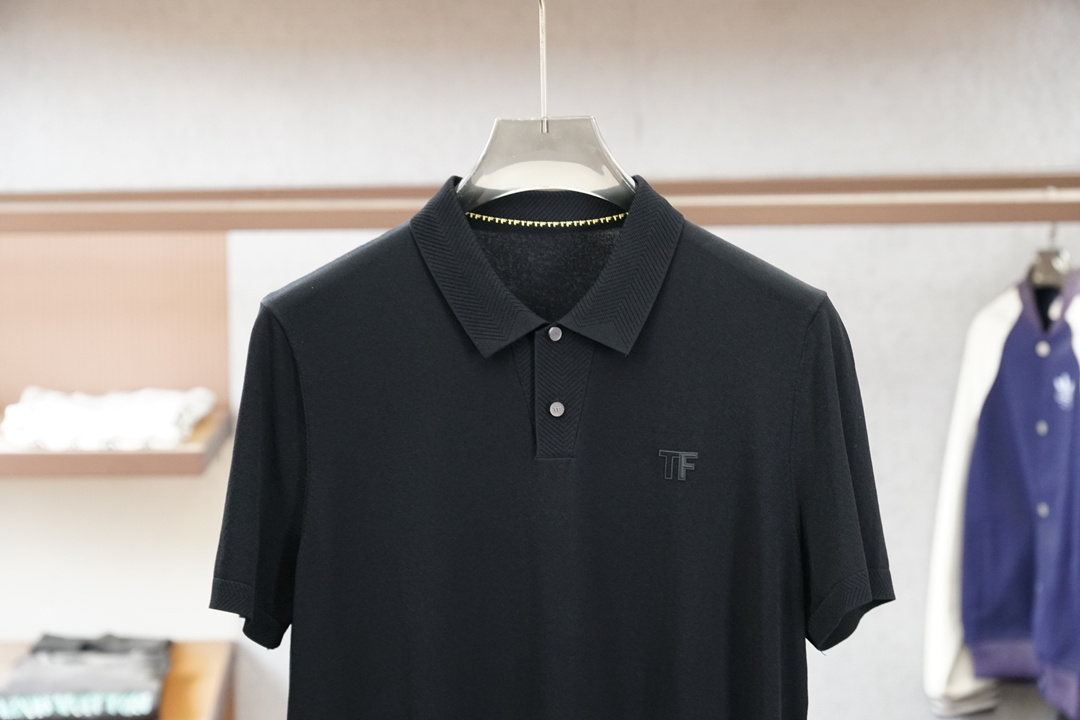 TF 桑蚕丝伊力特短袖，高级感满满。精选桑蚕丝+伊力特混纺面料，丝滑亲肤、透气垂顺，夏天穿清爽不闷汗。简