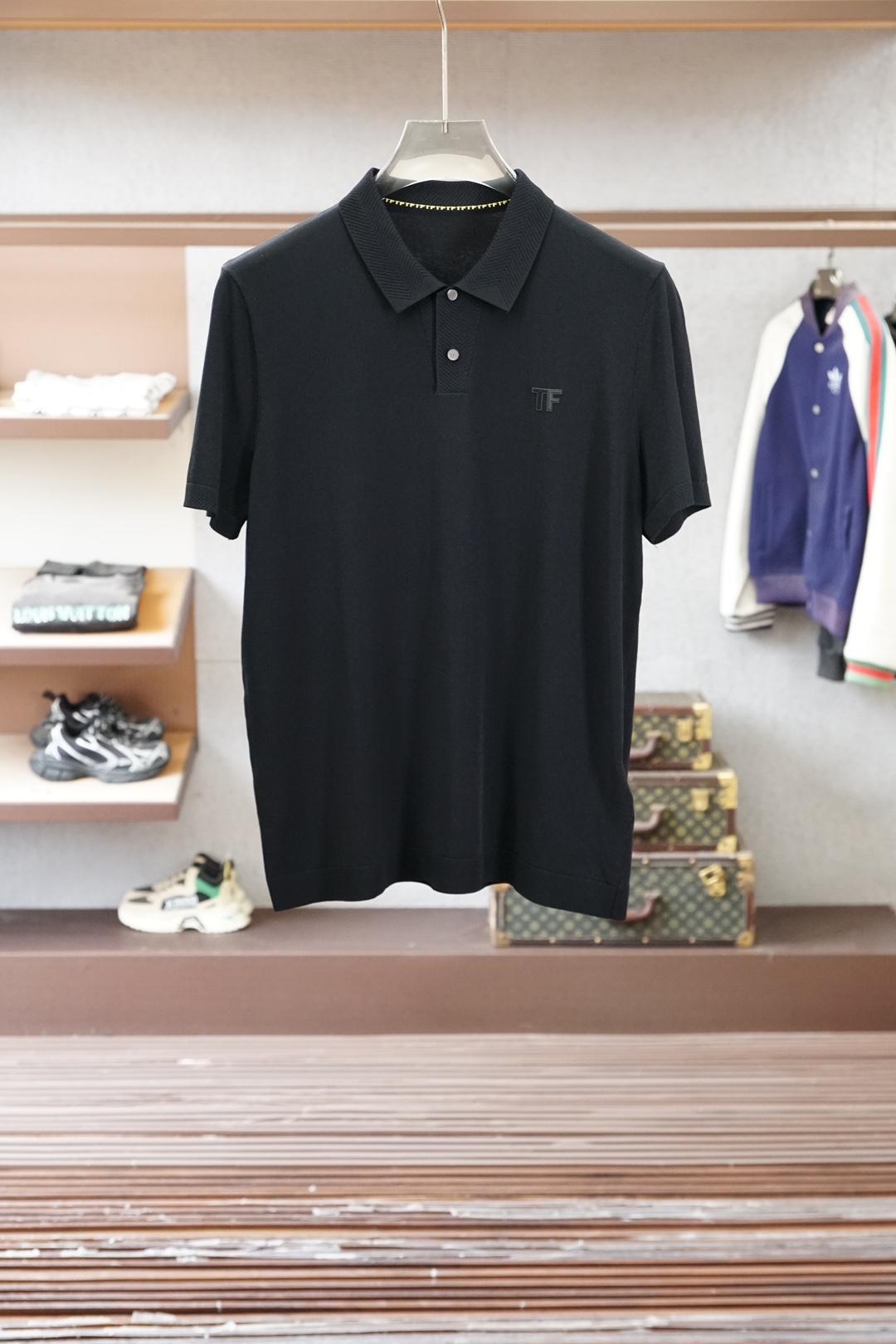 TF 桑蚕丝伊力特短袖，高级感满满。精选桑蚕丝+伊力特混纺面料，丝滑亲肤、透气垂顺，夏天穿清爽不闷汗。简