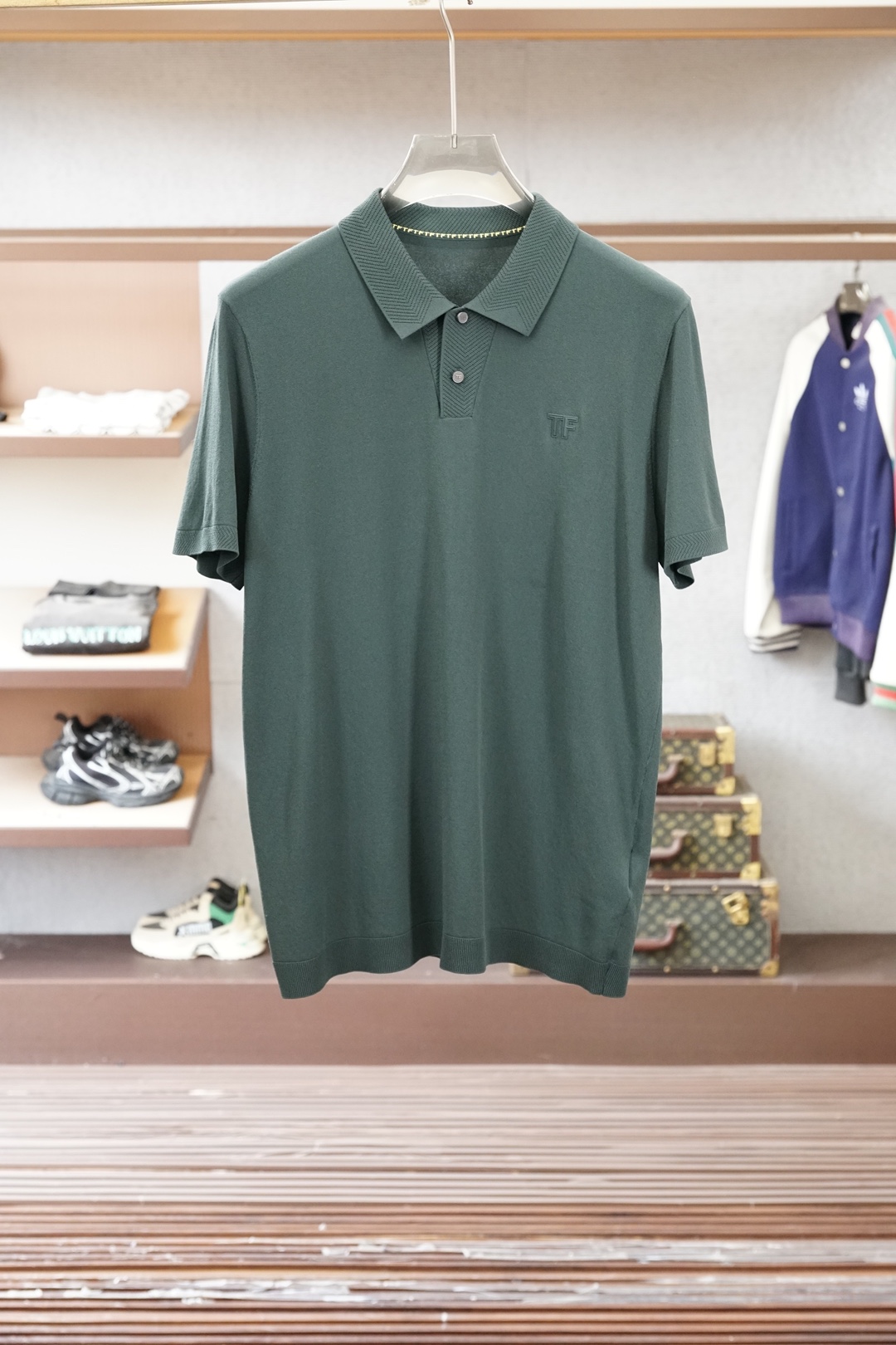 TF 桑蚕丝伊力特短袖，高级感满满。精选桑蚕丝+伊力特混纺面料，丝滑亲肤、透气垂顺，夏天穿清爽不闷汗。简