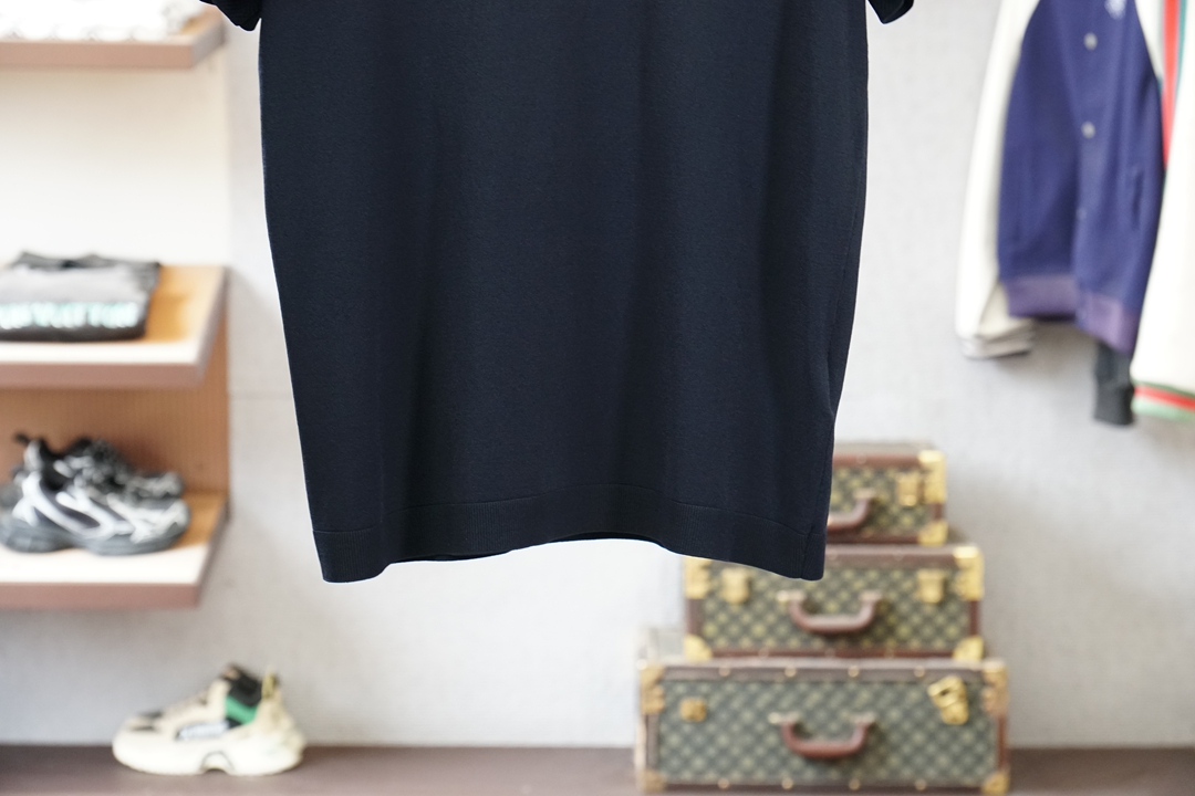 TF 桑蚕丝伊力特短袖，高级感满满。精选桑蚕丝+伊力特混纺面料，丝滑亲肤、透气垂顺，夏天穿清爽不闷汗。简