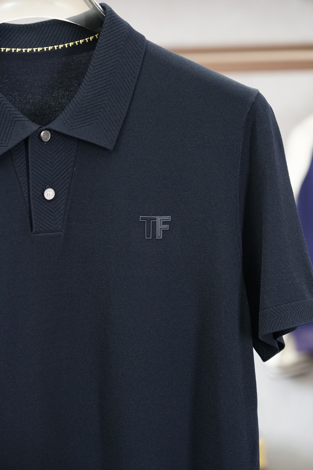 TF 桑蚕丝伊力特短袖，高级感满满。精选桑蚕丝+伊力特混纺面料，丝滑亲肤、透气垂顺，夏天穿清爽不闷汗。简