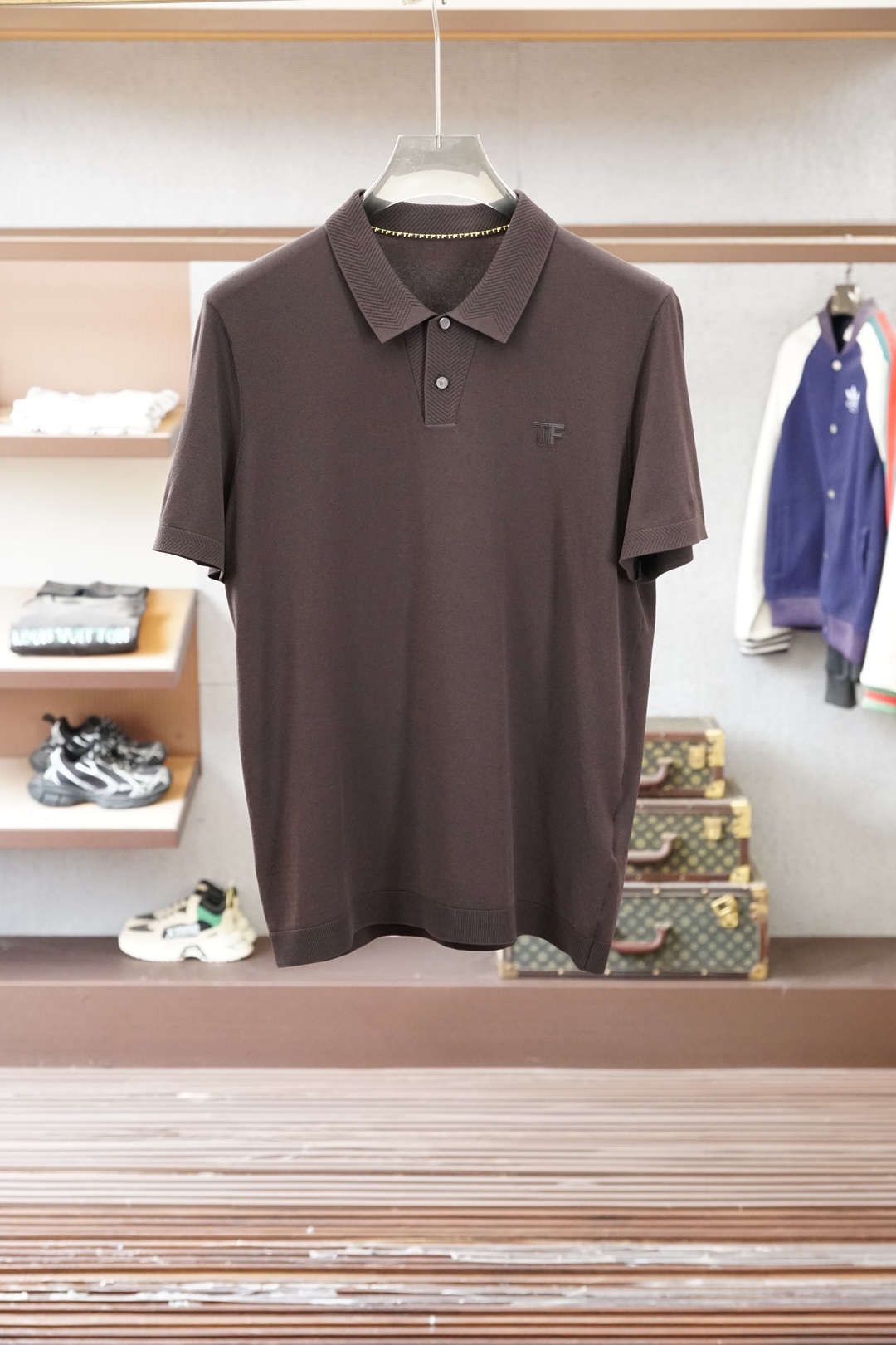 TF 桑蚕丝伊力特短袖，高级感满满。精选桑蚕丝+伊力特混纺面料，丝滑亲肤、透气垂顺，夏天穿清爽不闷汗。简