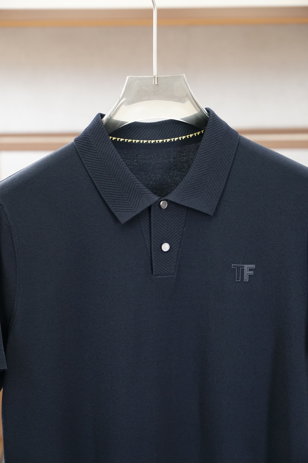 TF 桑蚕丝伊力特短袖，高级感满满。精选桑蚕丝+伊力特混纺面料，丝滑亲肤、透气垂顺，夏天穿清爽不闷汗。简