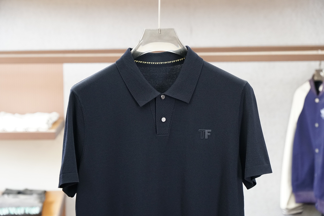 TF 桑蚕丝伊力特短袖，高级感满满。精选桑蚕丝+伊力特混纺面料，丝滑亲肤、透气垂顺，夏天穿清爽不闷汗。简