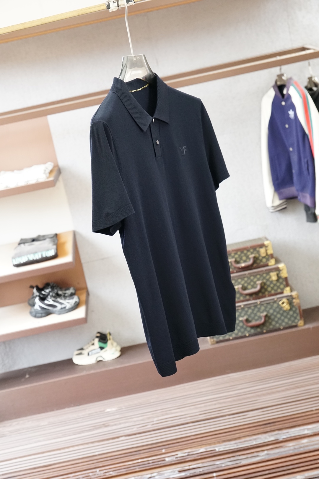 TF 桑蚕丝伊力特短袖，高级感满满。精选桑蚕丝+伊力特混纺面料，丝滑亲肤、透气垂顺，夏天穿清爽不闷汗。简