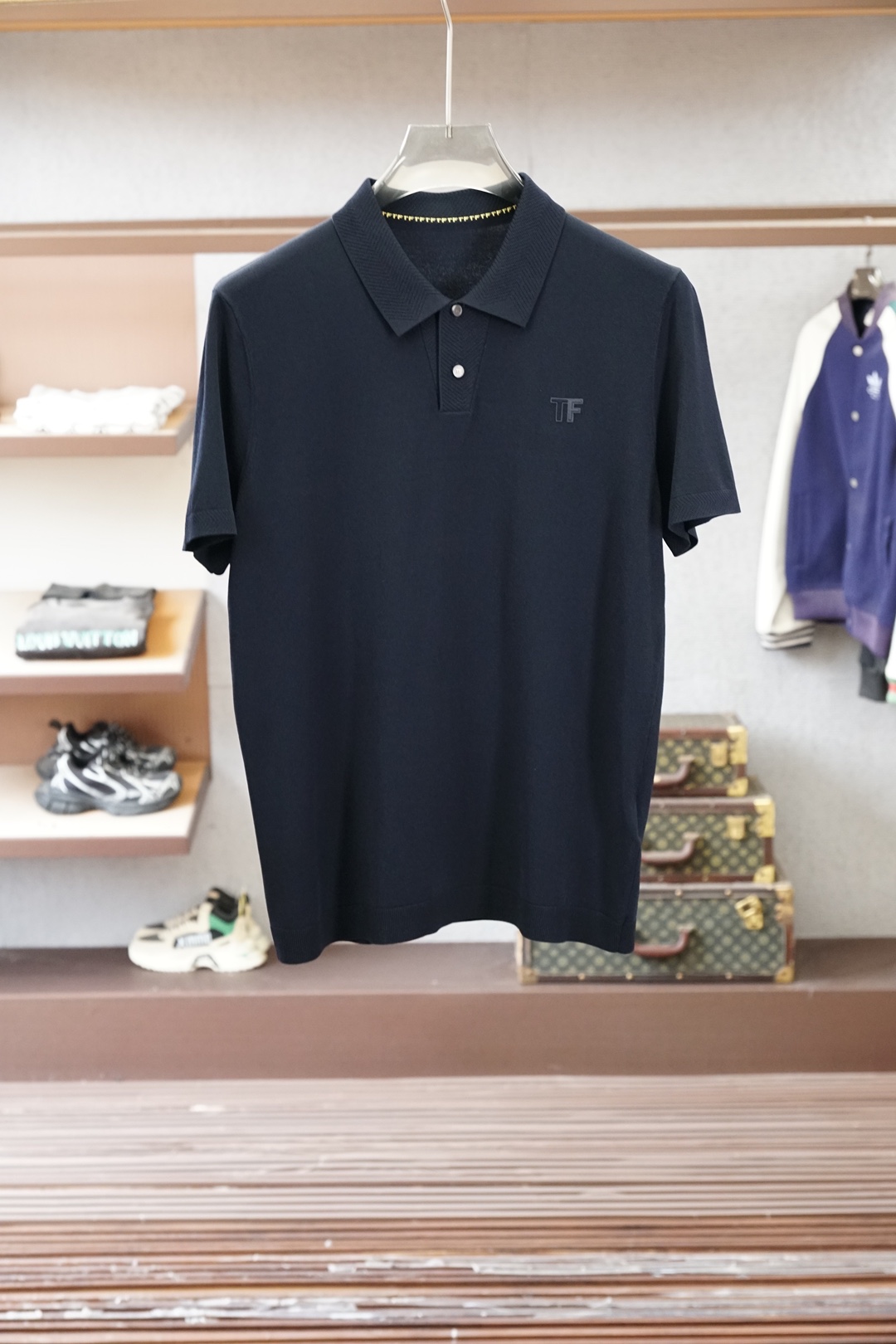 TF 桑蚕丝伊力特短袖，高级感满满。精选桑蚕丝+伊力特混纺面料，丝滑亲肤、透气垂顺，夏天穿清爽不闷汗。简