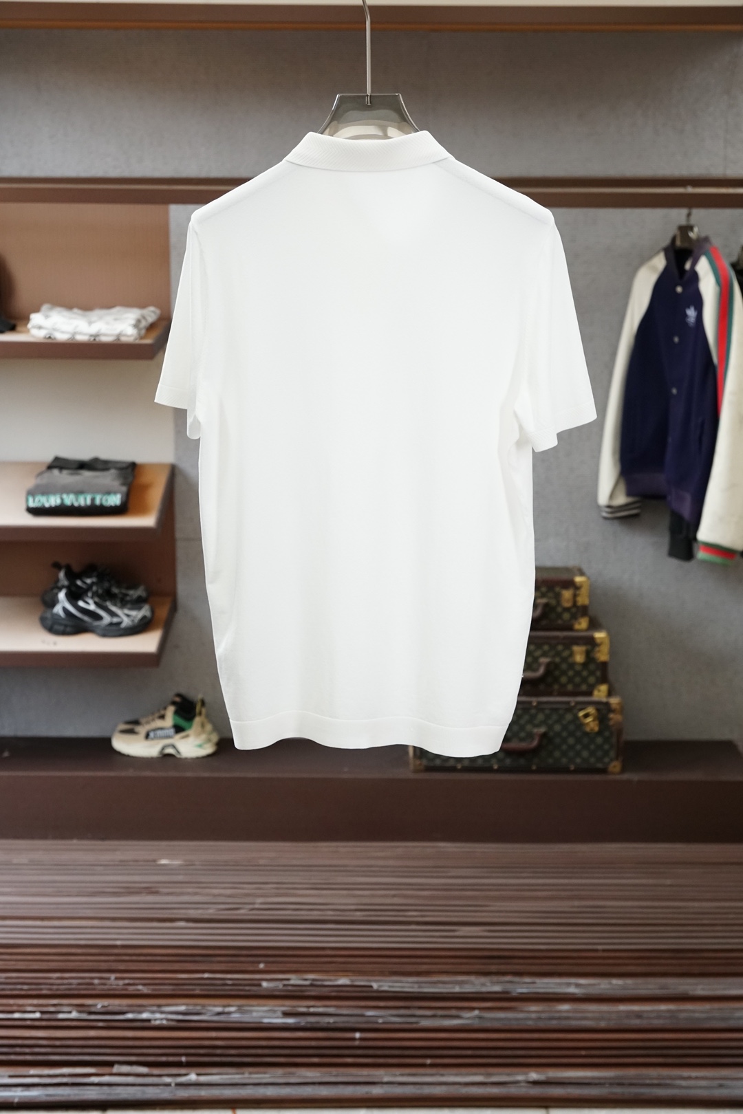 TF 桑蚕丝伊力特短袖，高级感满满。精选桑蚕丝+伊力特混纺面料，丝滑亲肤、透气垂顺，夏天穿清爽不闷汗。简