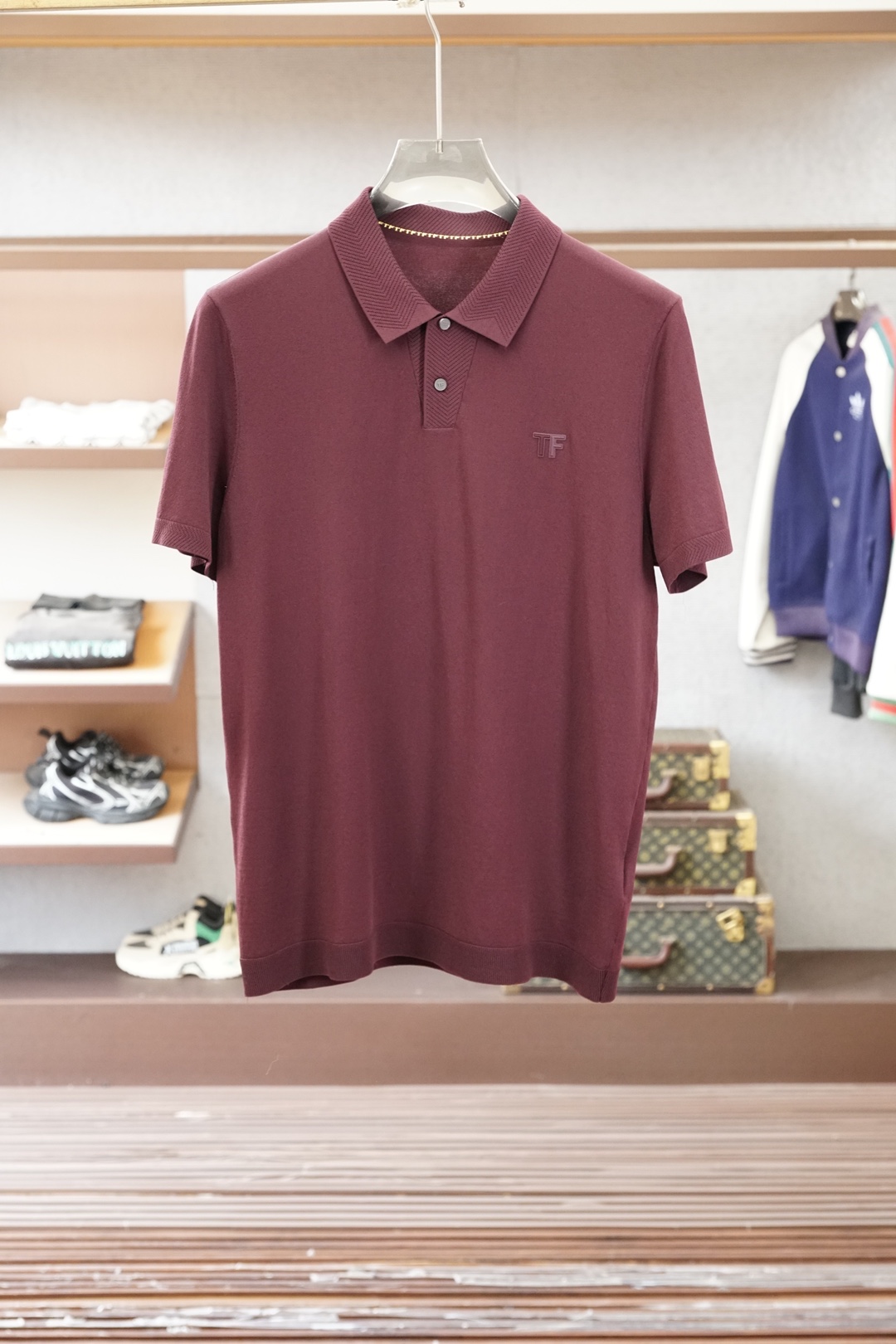 TF 桑蚕丝伊力特短袖，高级感满满。精选桑蚕丝+伊力特混纺面料，丝滑亲肤、透气垂顺，夏天穿清爽不闷汗。简