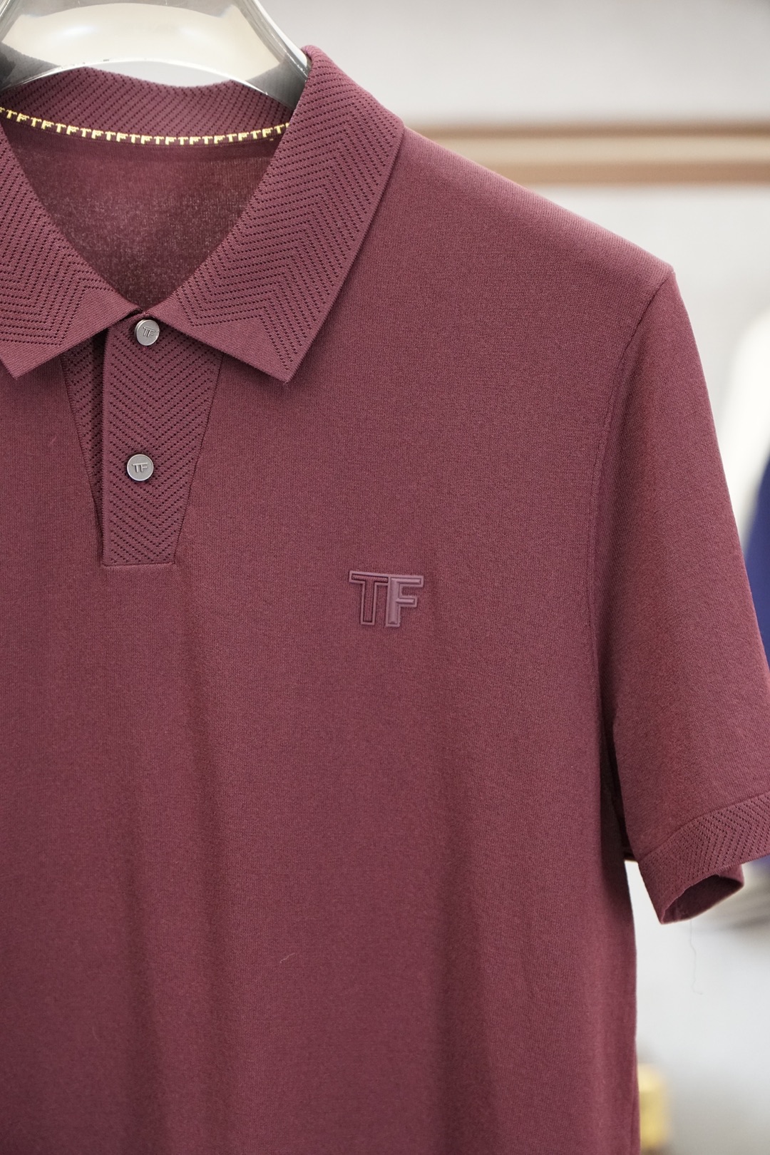 TF 桑蚕丝伊力特短袖，高级感满满。精选桑蚕丝+伊力特混纺面料，丝滑亲肤、透气垂顺，夏天穿清爽不闷汗。简