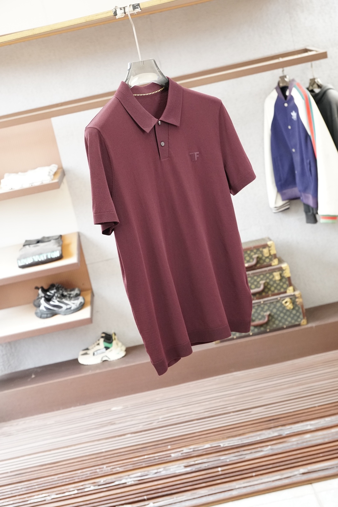 TF 桑蚕丝伊力特短袖，高级感满满。精选桑蚕丝+伊力特混纺面料，丝滑亲肤、透气垂顺，夏天穿清爽不闷汗。简