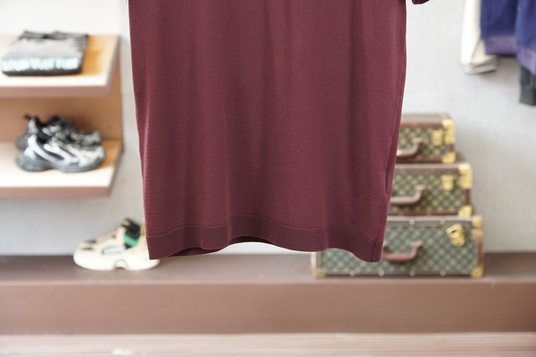 TF 桑蚕丝伊力特短袖，高级感满满。精选桑蚕丝+伊力特混纺面料，丝滑亲肤、透气垂顺，夏天穿清爽不闷汗。简