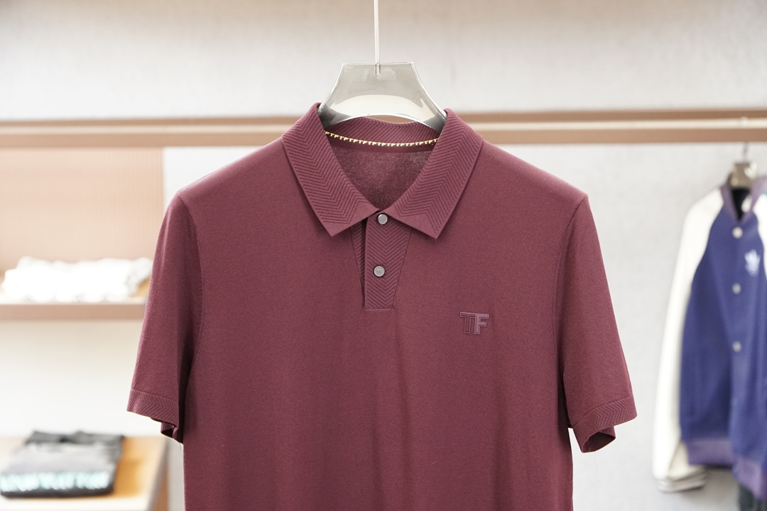 TF 桑蚕丝伊力特短袖，高级感满满。精选桑蚕丝+伊力特混纺面料，丝滑亲肤、透气垂顺，夏天穿清爽不闷汗。简