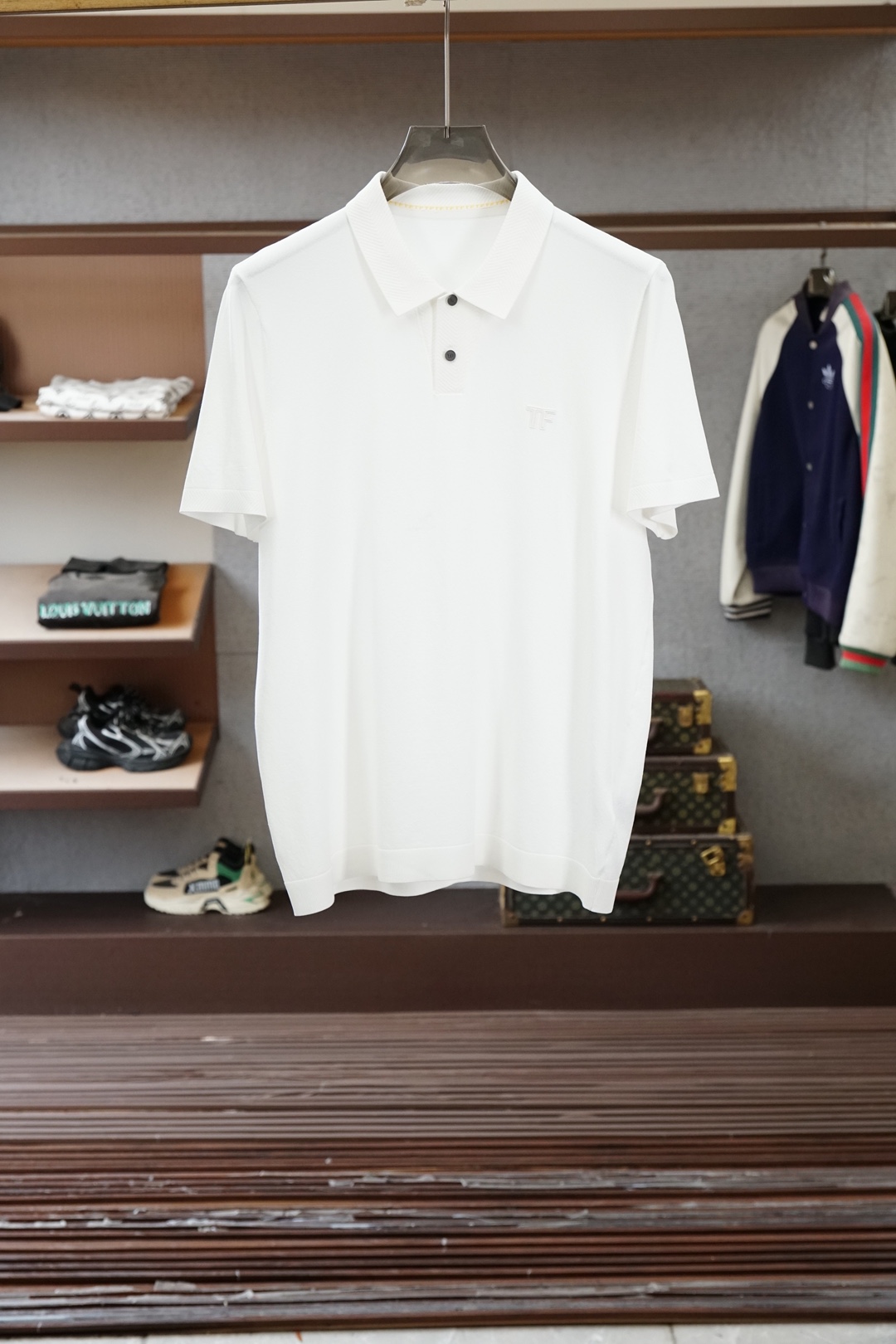 TF 桑蚕丝伊力特短袖，高级感满满。精选桑蚕丝+伊力特混纺面料，丝滑亲肤、透气垂顺，夏天穿清爽不闷汗。简