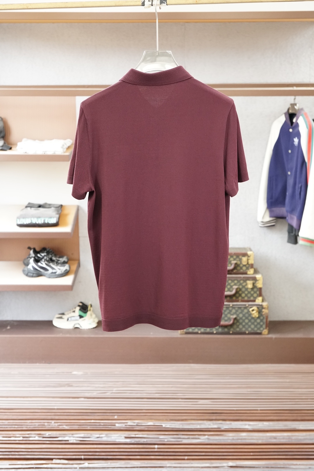 TF 桑蚕丝伊力特短袖，高级感满满。精选桑蚕丝+伊力特混纺面料，丝滑亲肤、透气垂顺，夏天穿清爽不闷汗。简