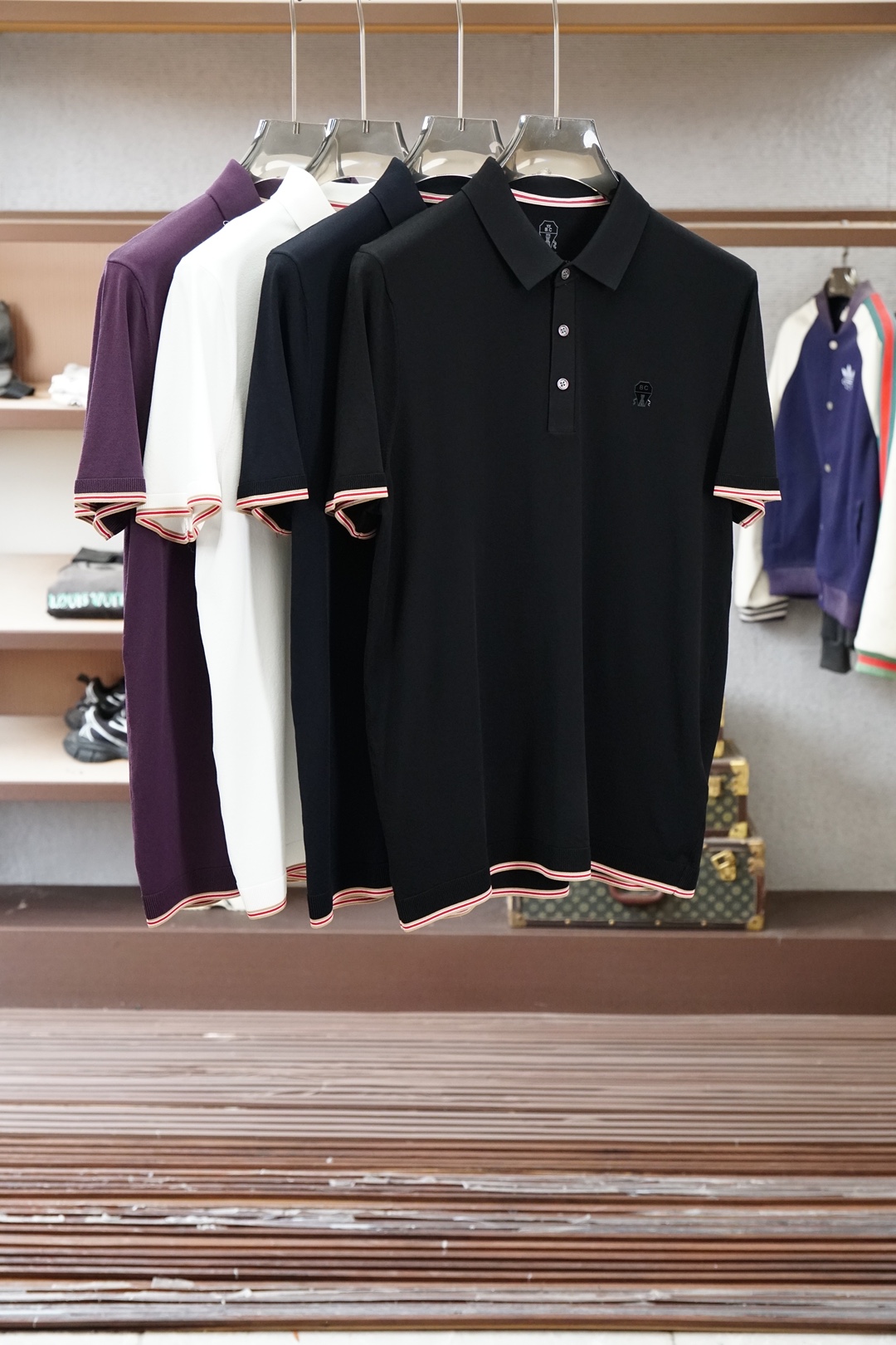 BC 桑蚕丝伊力特短袖，高级感满满。精选桑蚕丝+伊力特混纺面料，丝滑亲肤、透气垂顺，夏天穿清爽不闷汗。简