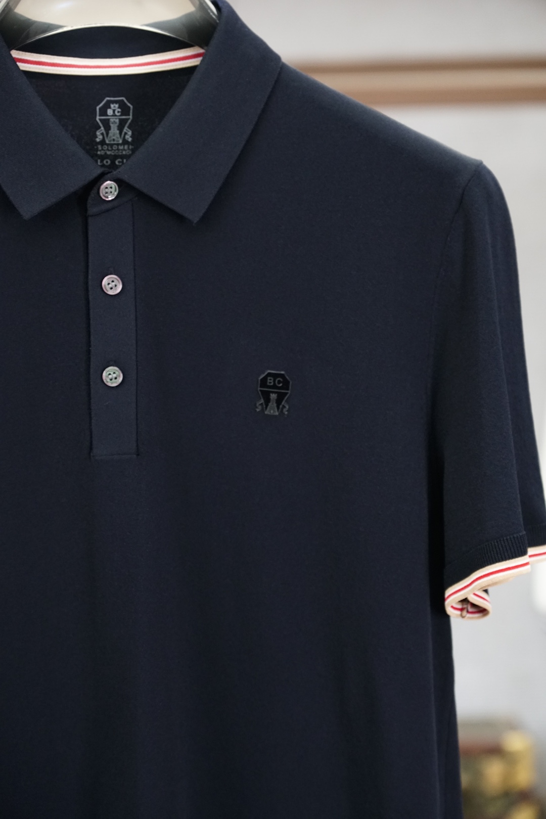 BC 桑蚕丝伊力特短袖，高级感满满。精选桑蚕丝+伊力特混纺面料，丝滑亲肤、透气垂顺，夏天穿清爽不闷汗。简