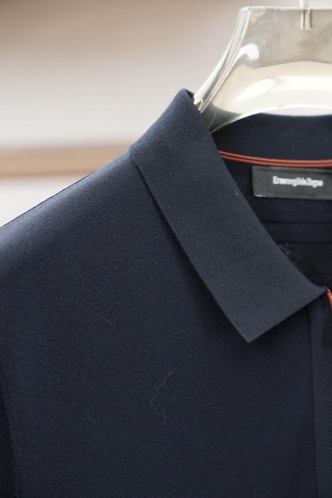 杰尼亚-桑蚕丝伊力特Polo衫，高级感满满。精选桑蚕丝+伊力特混纺面料，丝滑亲肤、透气垂顺，夏天穿清爽不