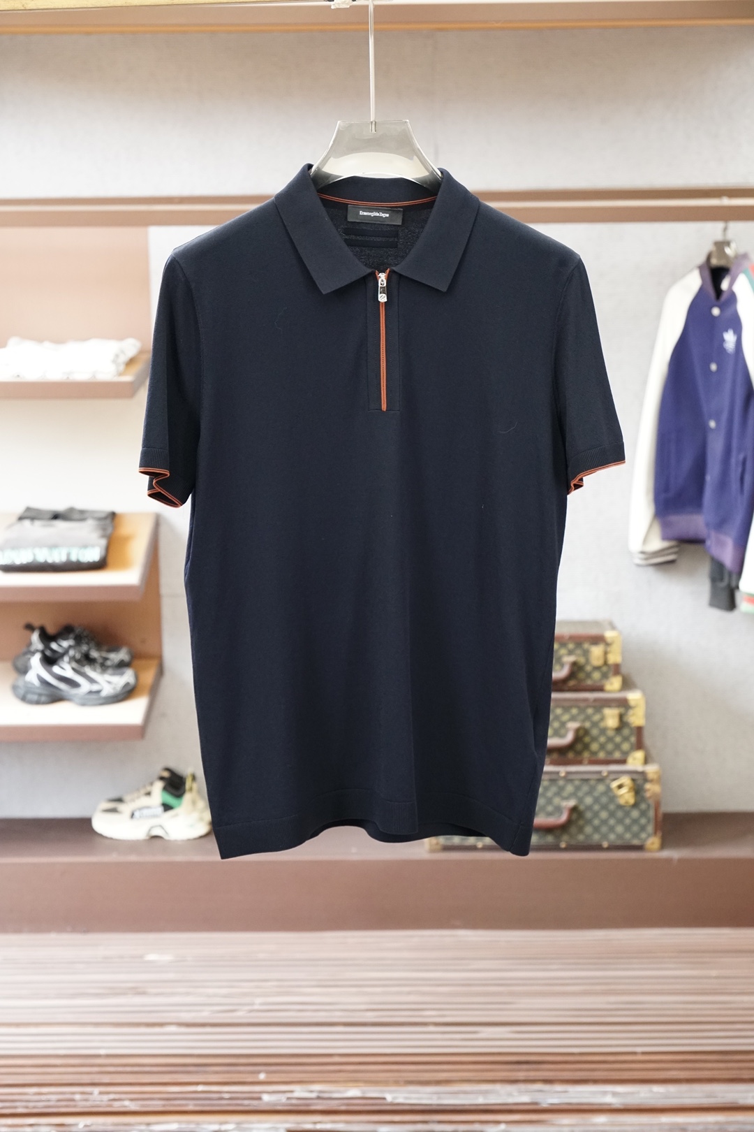 杰尼亚-桑蚕丝伊力特Polo衫，高级感满满。精选桑蚕丝+伊力特混纺面料，丝滑亲肤、透气垂顺，夏天穿清爽不