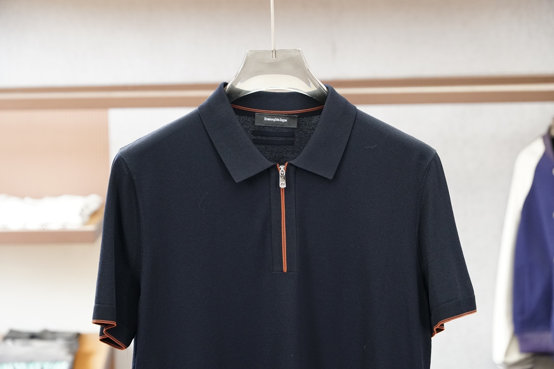 杰尼亚-桑蚕丝伊力特Polo衫，高级感满满。精选桑蚕丝+伊力特混纺面料，丝滑亲肤、透气垂顺，夏天穿清爽不