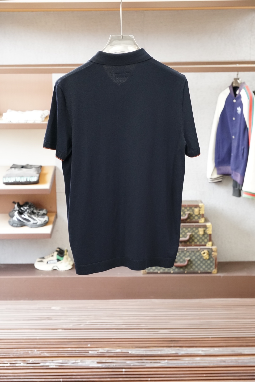 杰尼亚-桑蚕丝伊力特Polo衫，高级感满满。精选桑蚕丝+伊力特混纺面料，丝滑亲肤、透气垂顺，夏天穿清爽不