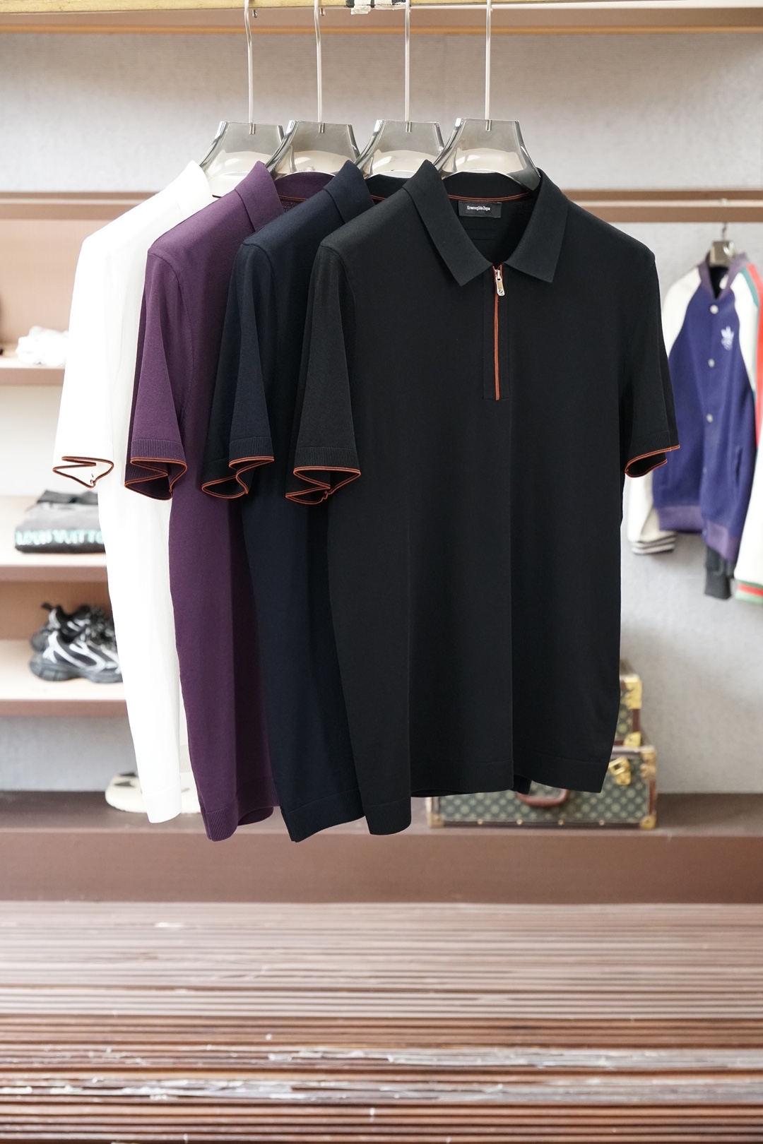 杰尼亚-桑蚕丝伊力特Polo衫，高级感满满。精选桑蚕丝+伊力特混纺面料，丝滑亲肤、透气垂顺，夏天穿清爽不