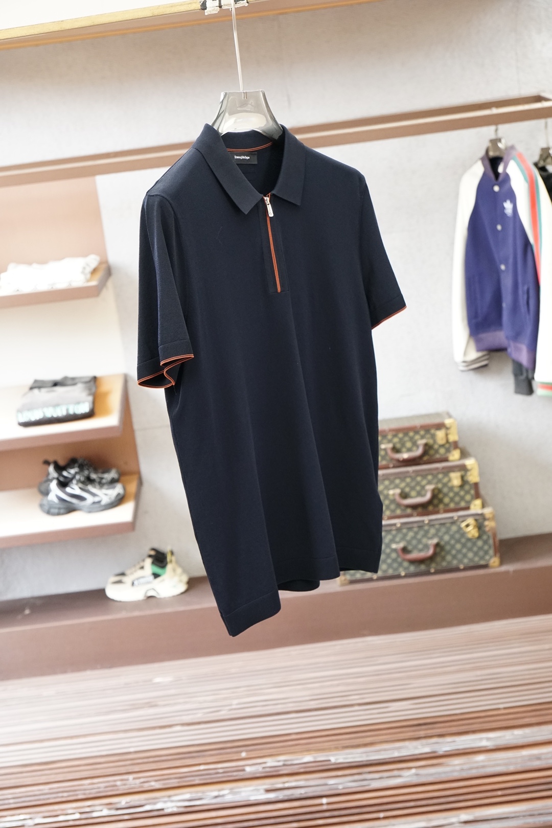 杰尼亚-桑蚕丝伊力特Polo衫，高级感满满。精选桑蚕丝+伊力特混纺面料，丝滑亲肤、透气垂顺，夏天穿清爽不